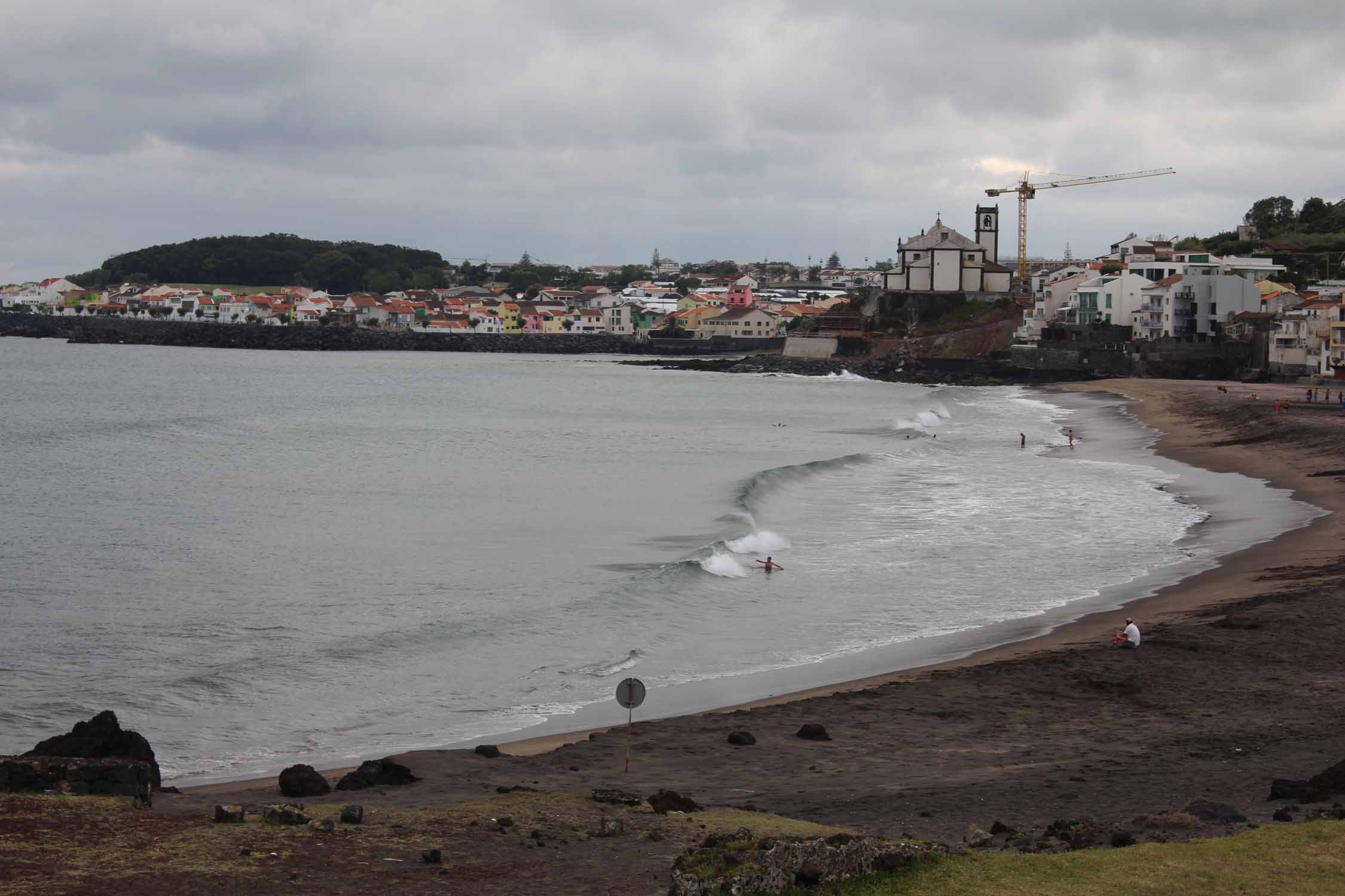 La plage de sable noir de Praia do Populo, île de São Miguel, Açores