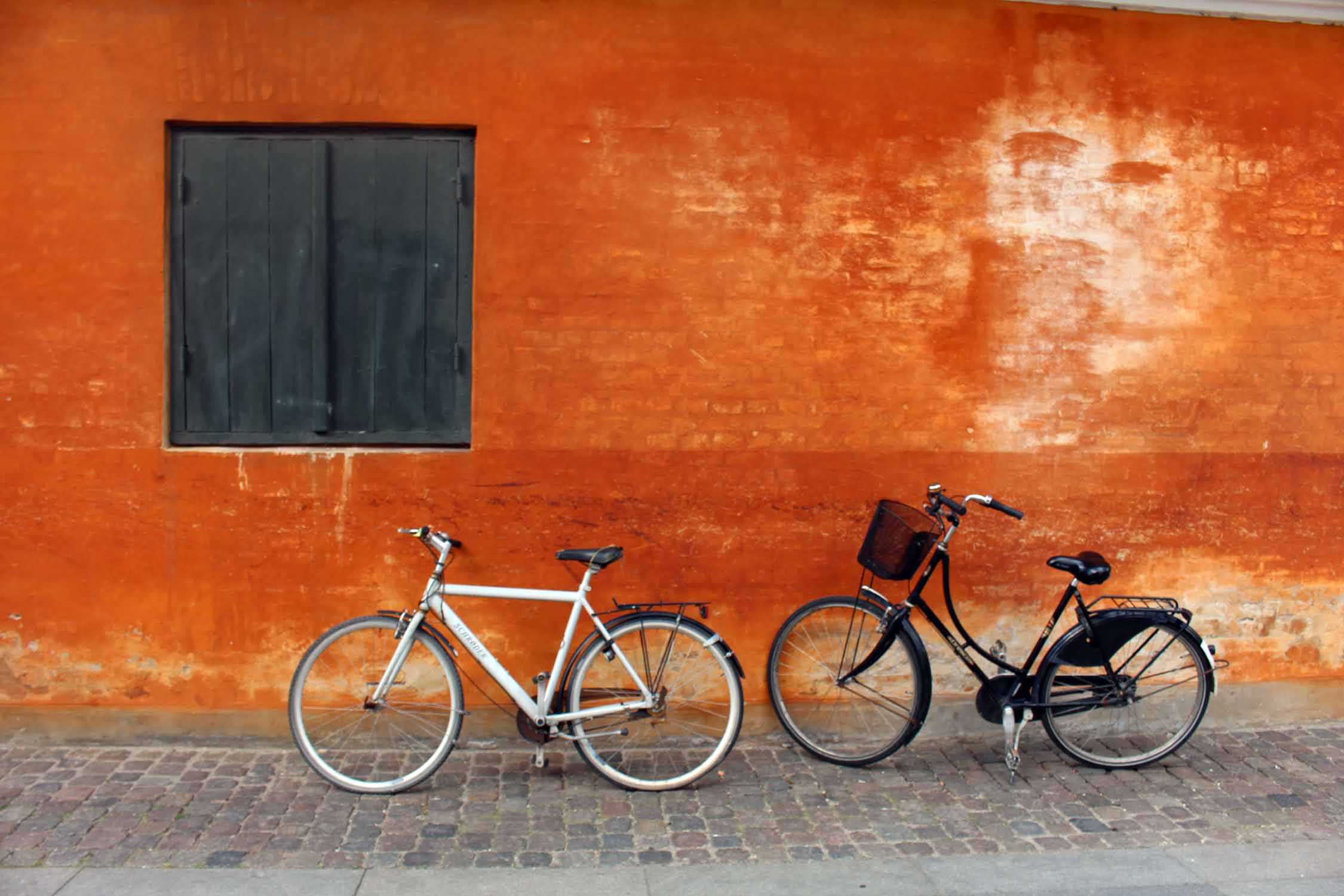 Des vélos devant un mur coloré à Copenhague