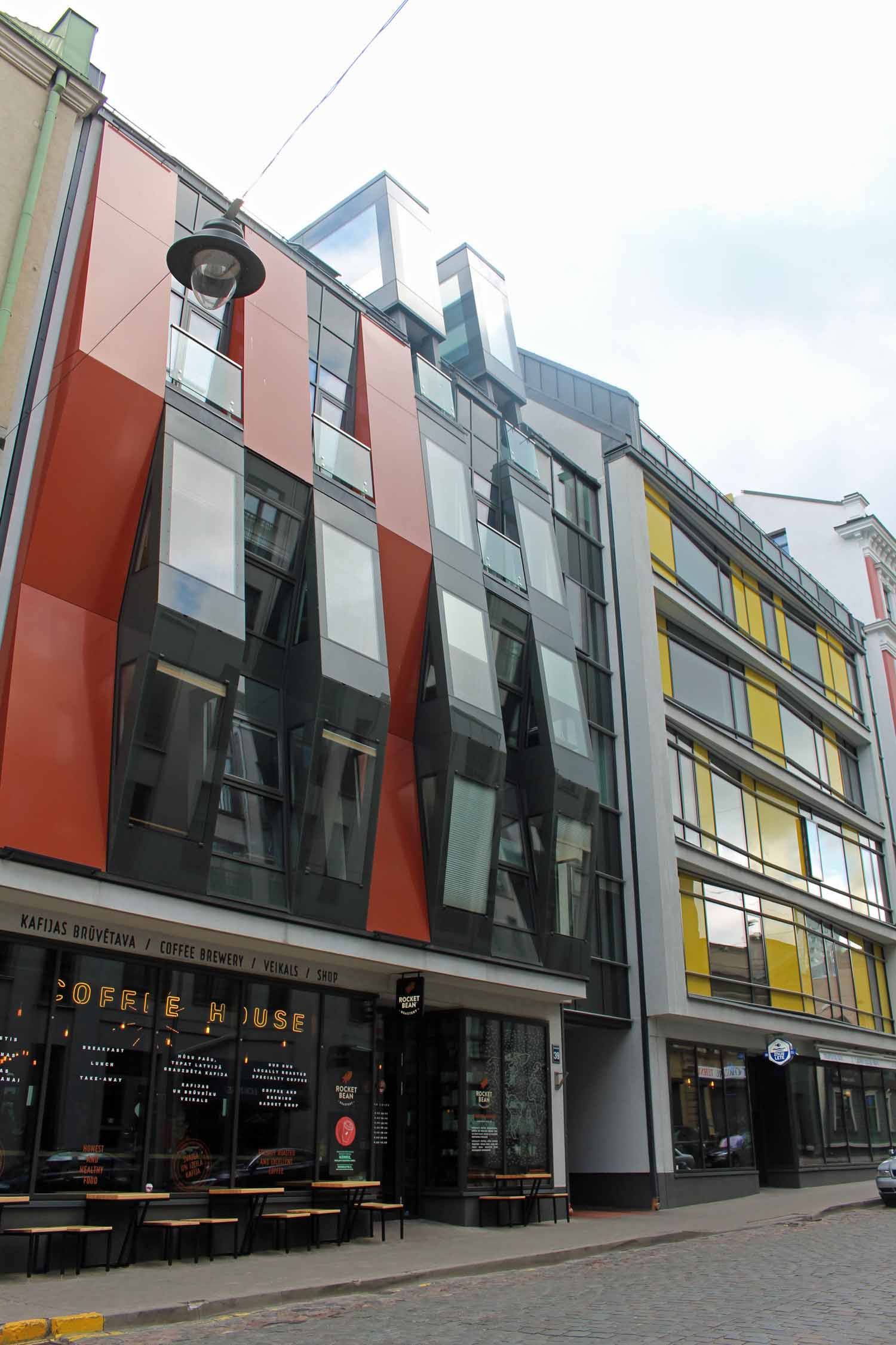 Riga, façade moderne, rue Dzirnavu iela