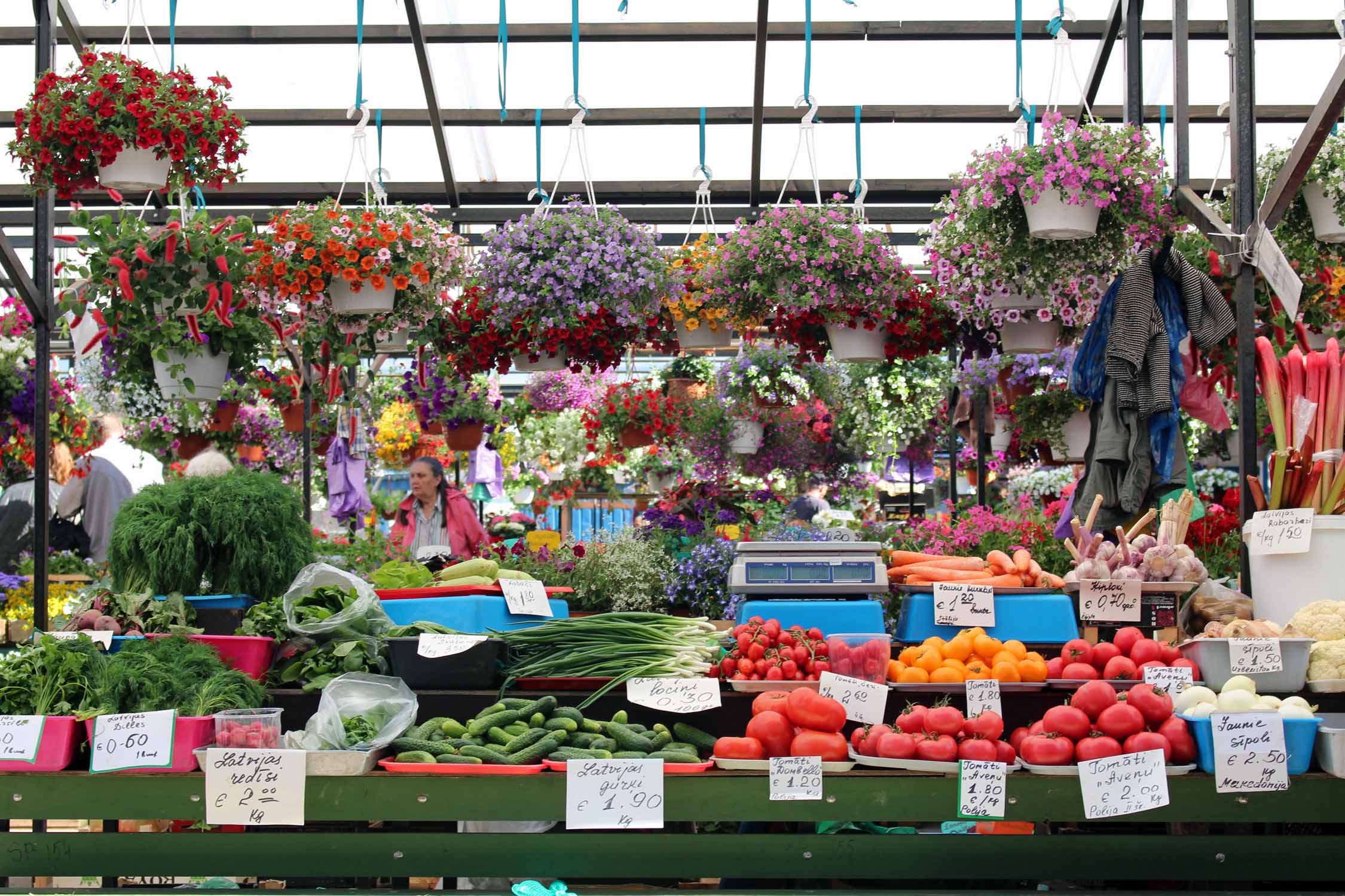 Riga, marché central, fleurs et légumes