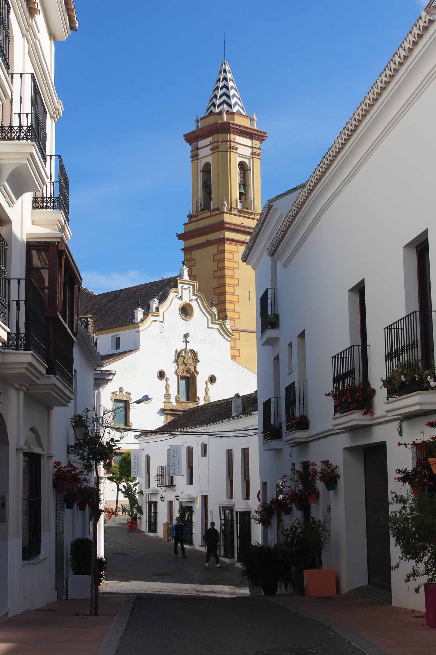 Estepona, rue typique, église Santa Maria de los Remedios