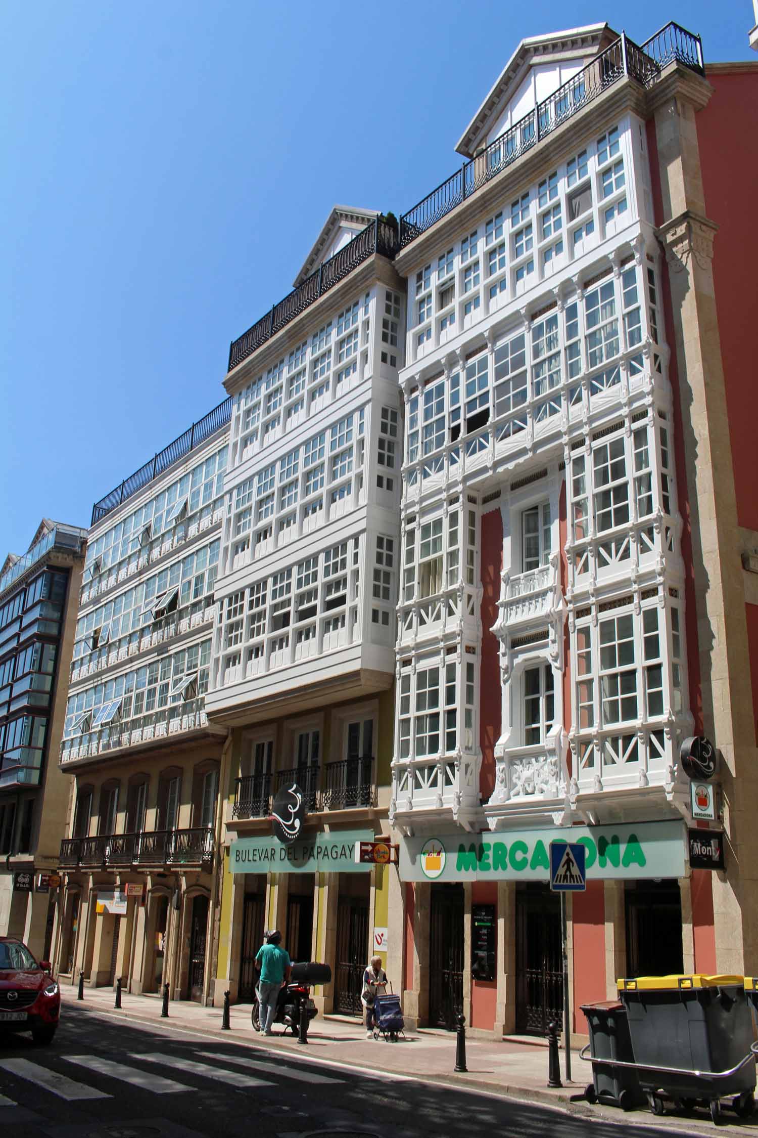 La Corogne, rue Pañaderas, verandas blanches