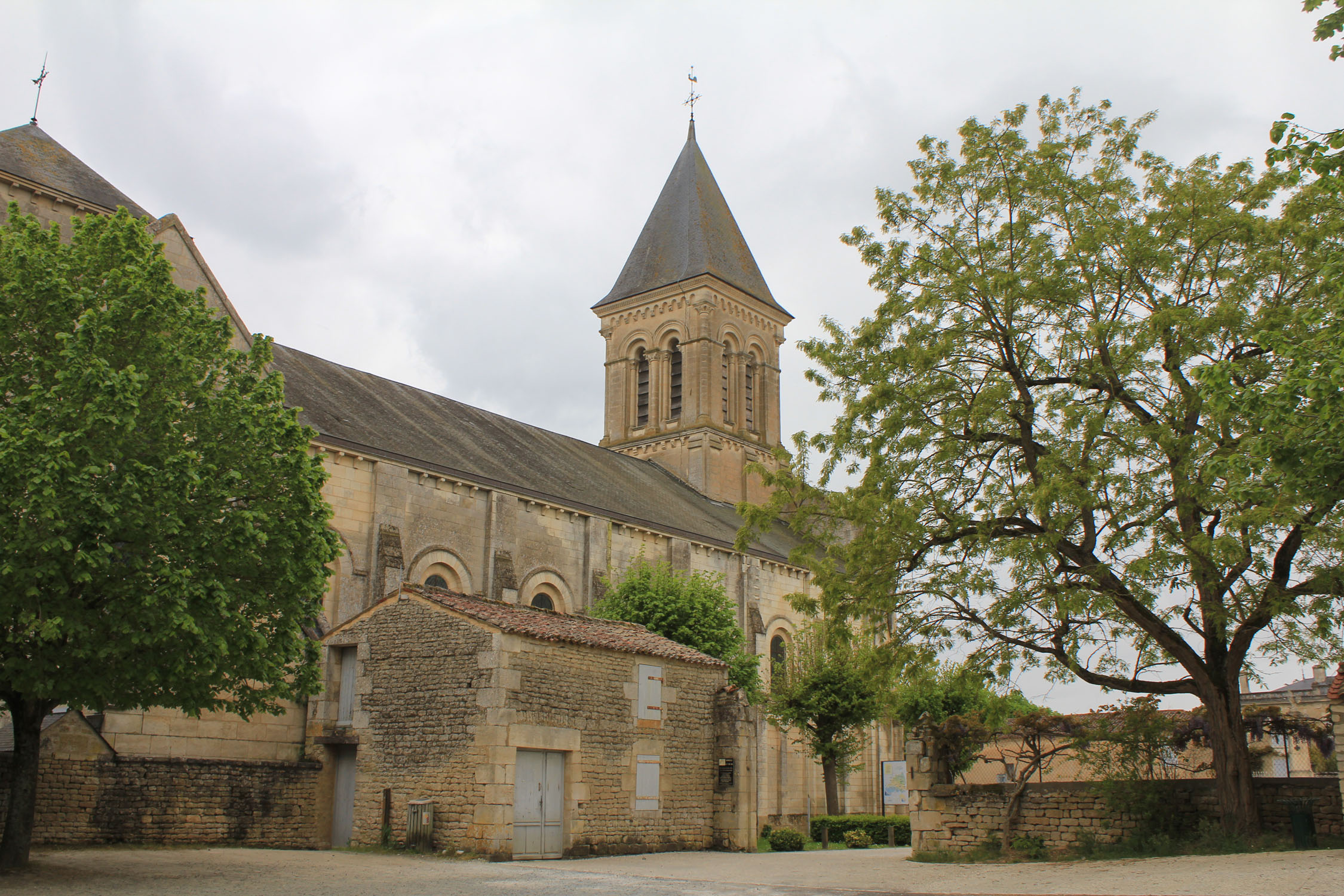 Nieul-sur-l'Autise, abbaye