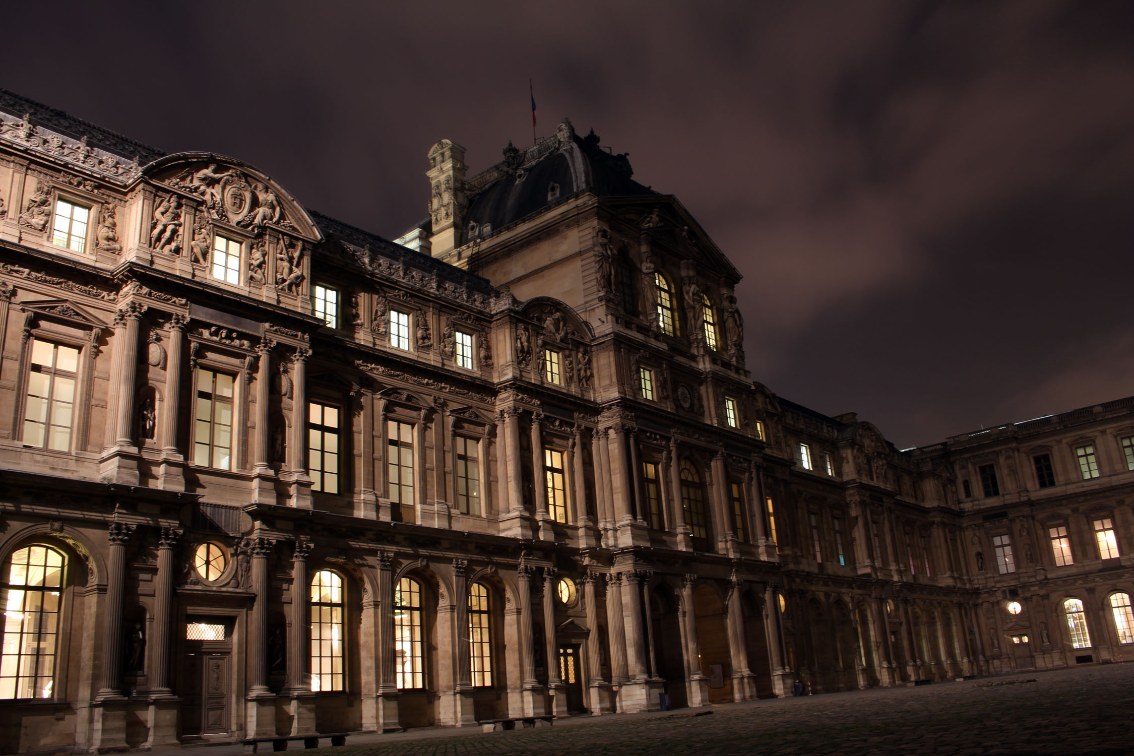 Cour Carree du Louvre, nuit