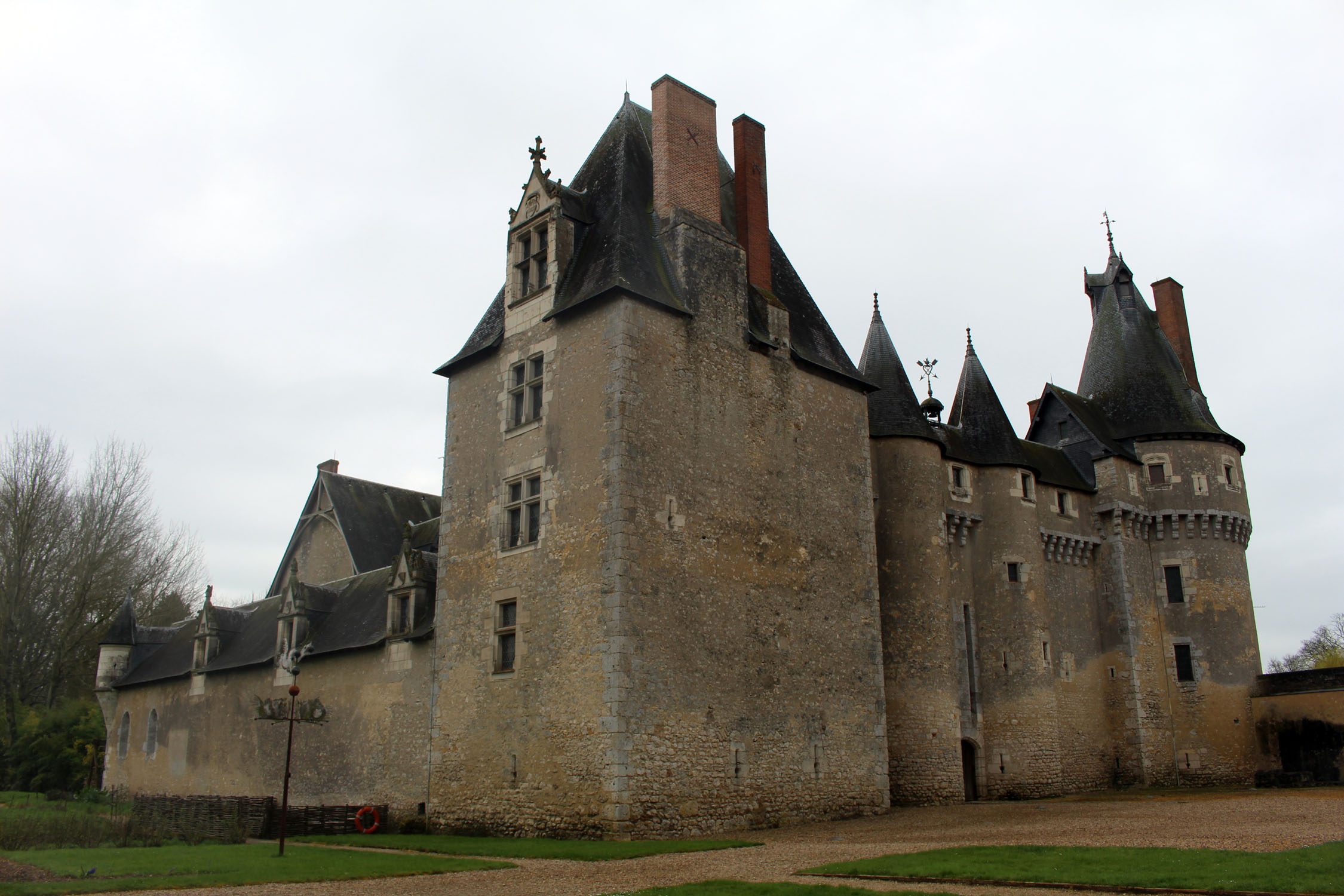 Fougeres-sur-Bièvre, château