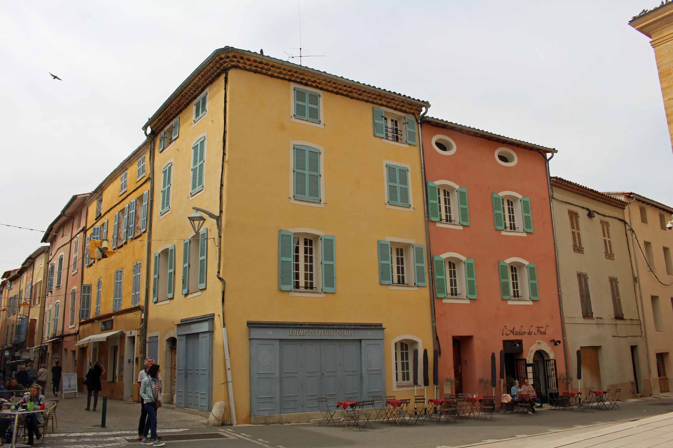 Saint-Maximin-la-Sainte-Baume, maisons colorées
