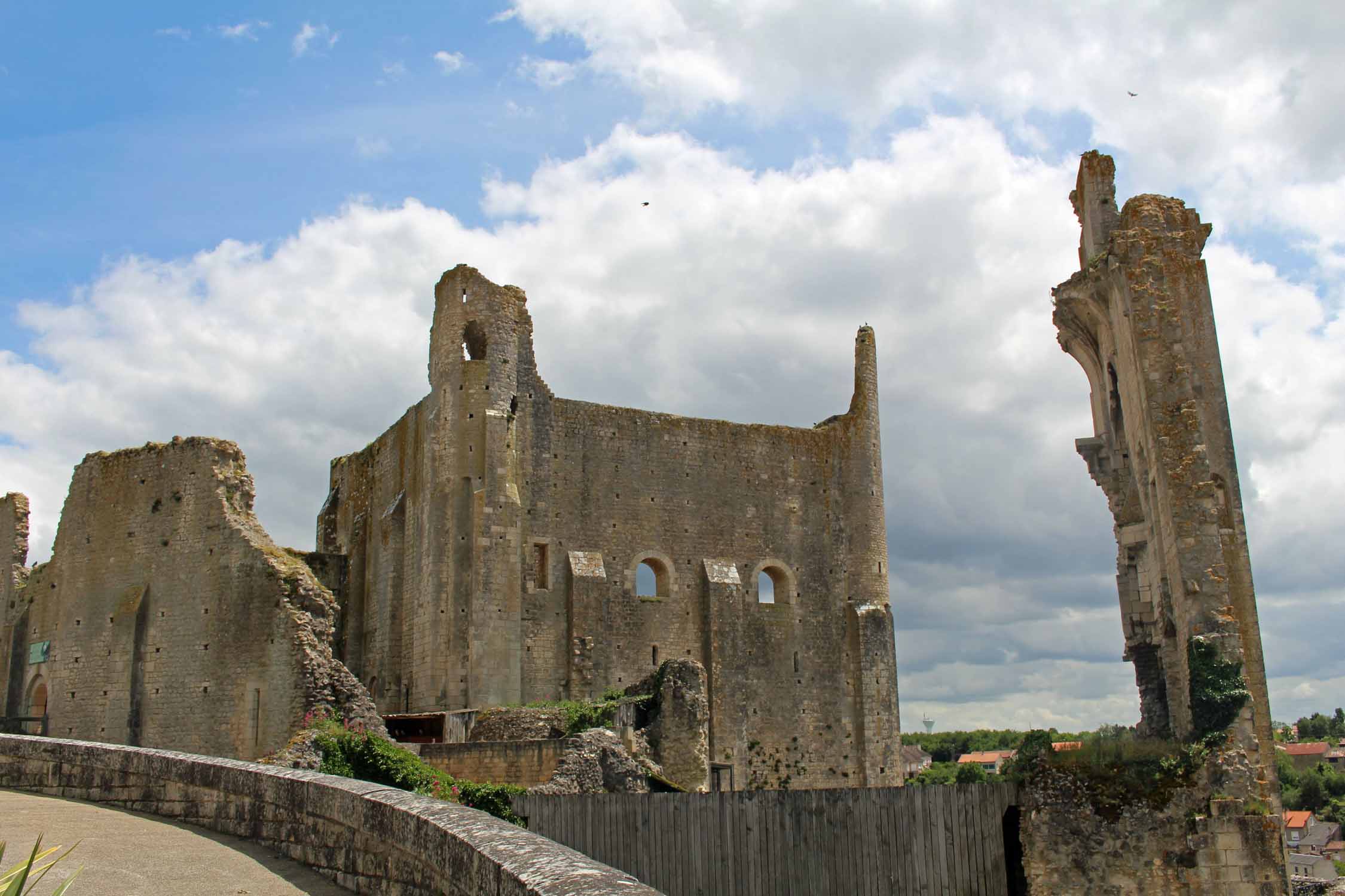 Chauvigny, château baronnial, ruines