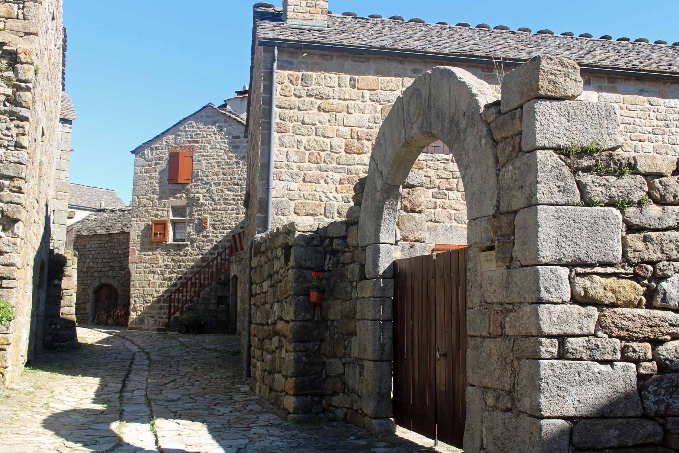 La Garde-Guérin, maisons en pierre