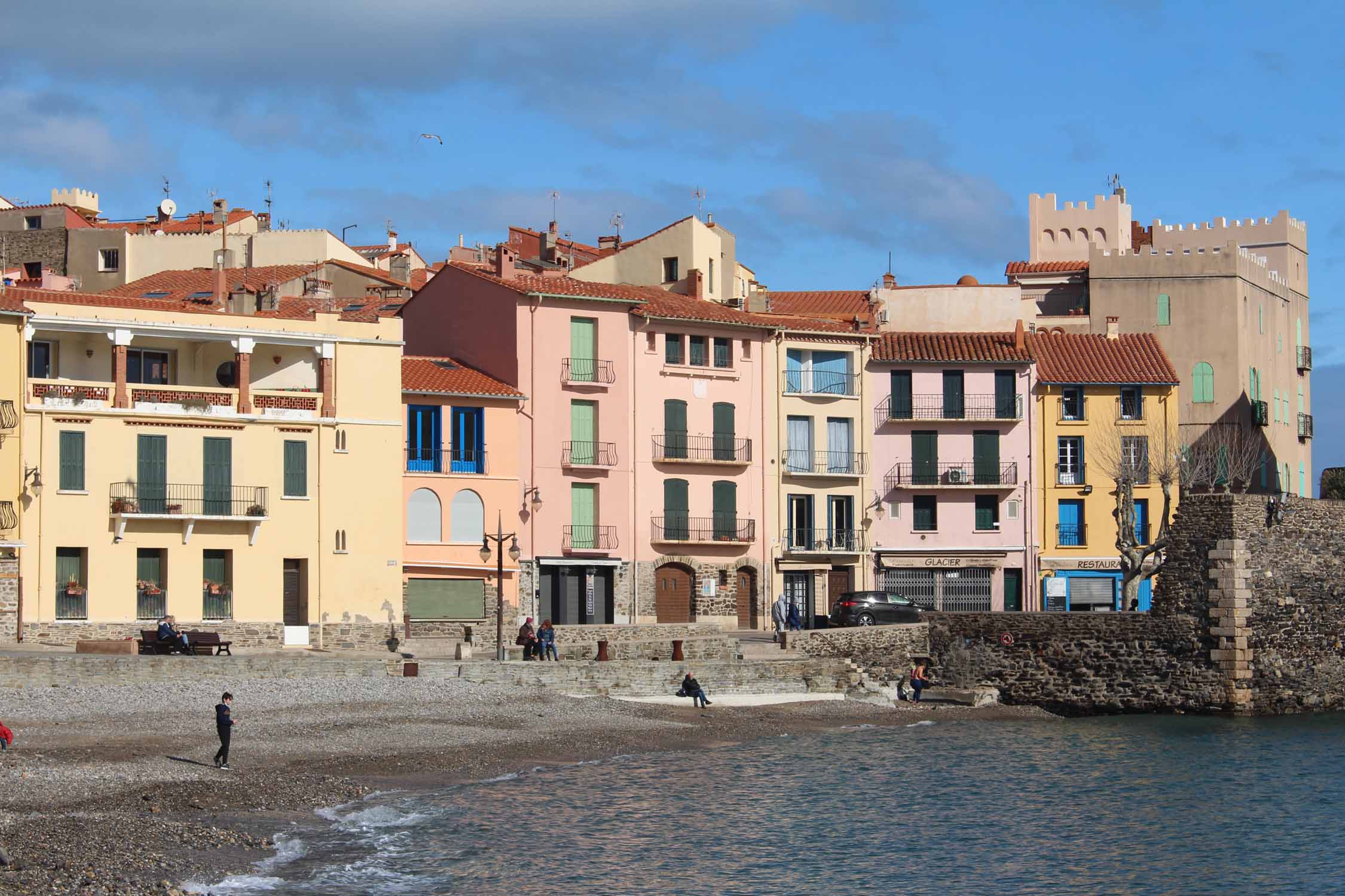 Collioure, plage, maisons colorées