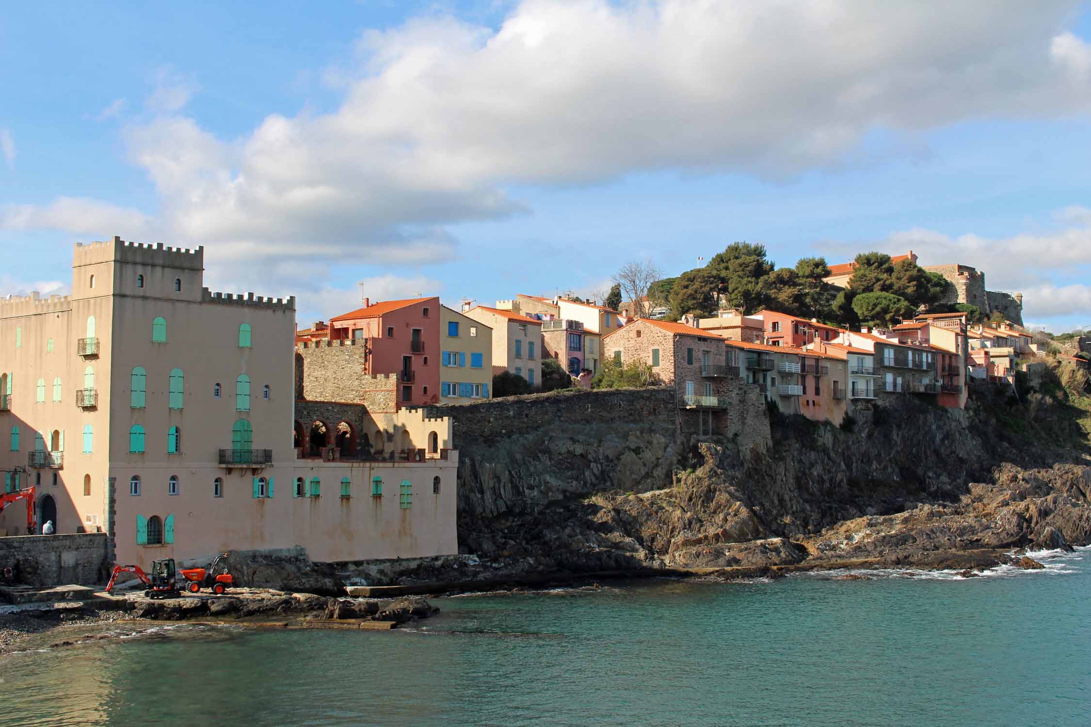 Collioure, falaises, maisons