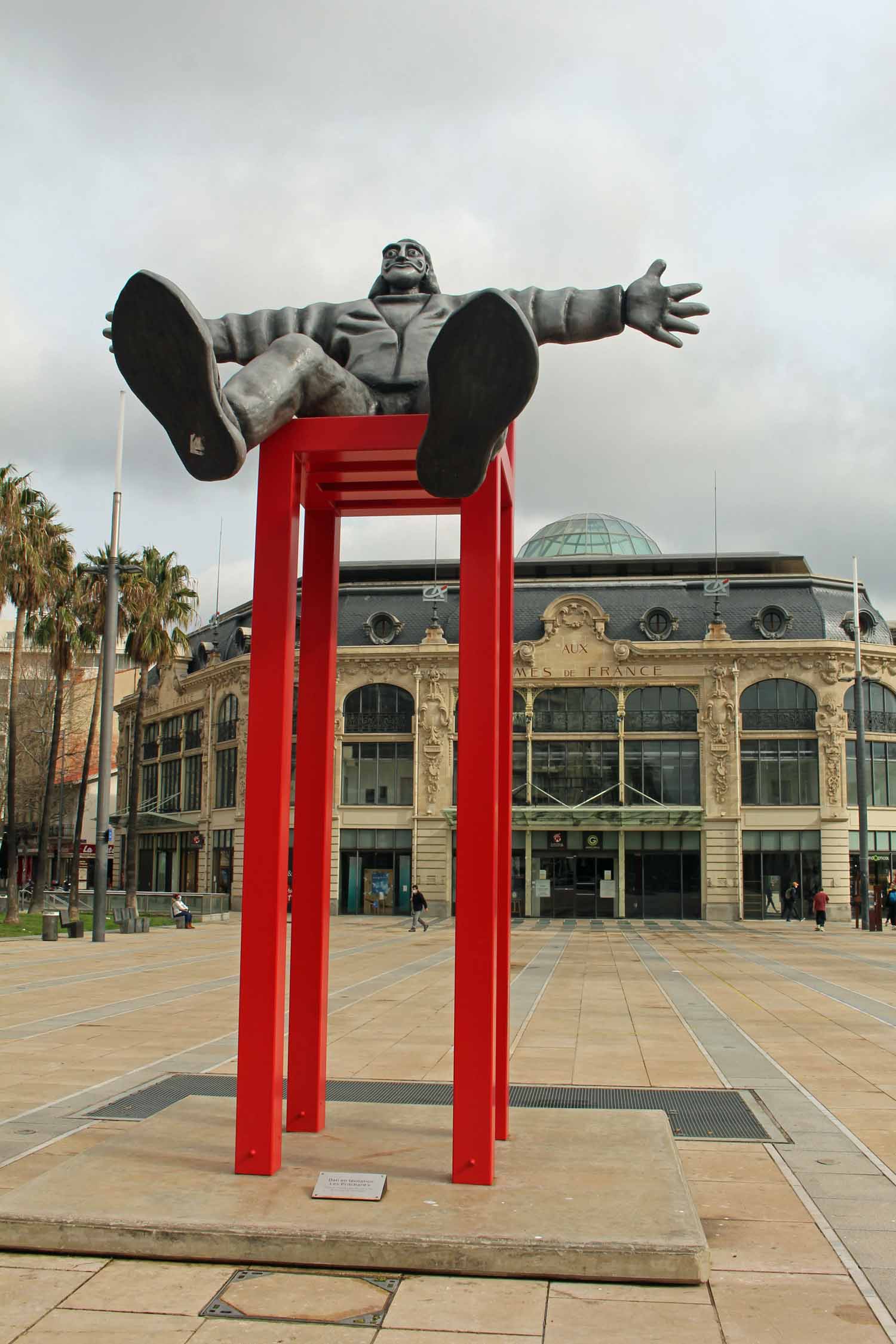 Perpignan, sculpture Dali en lévitation