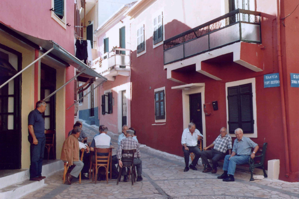 Des retraités dans le village de Chlomos