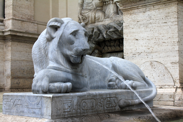 Fontaine de Moïse, lion