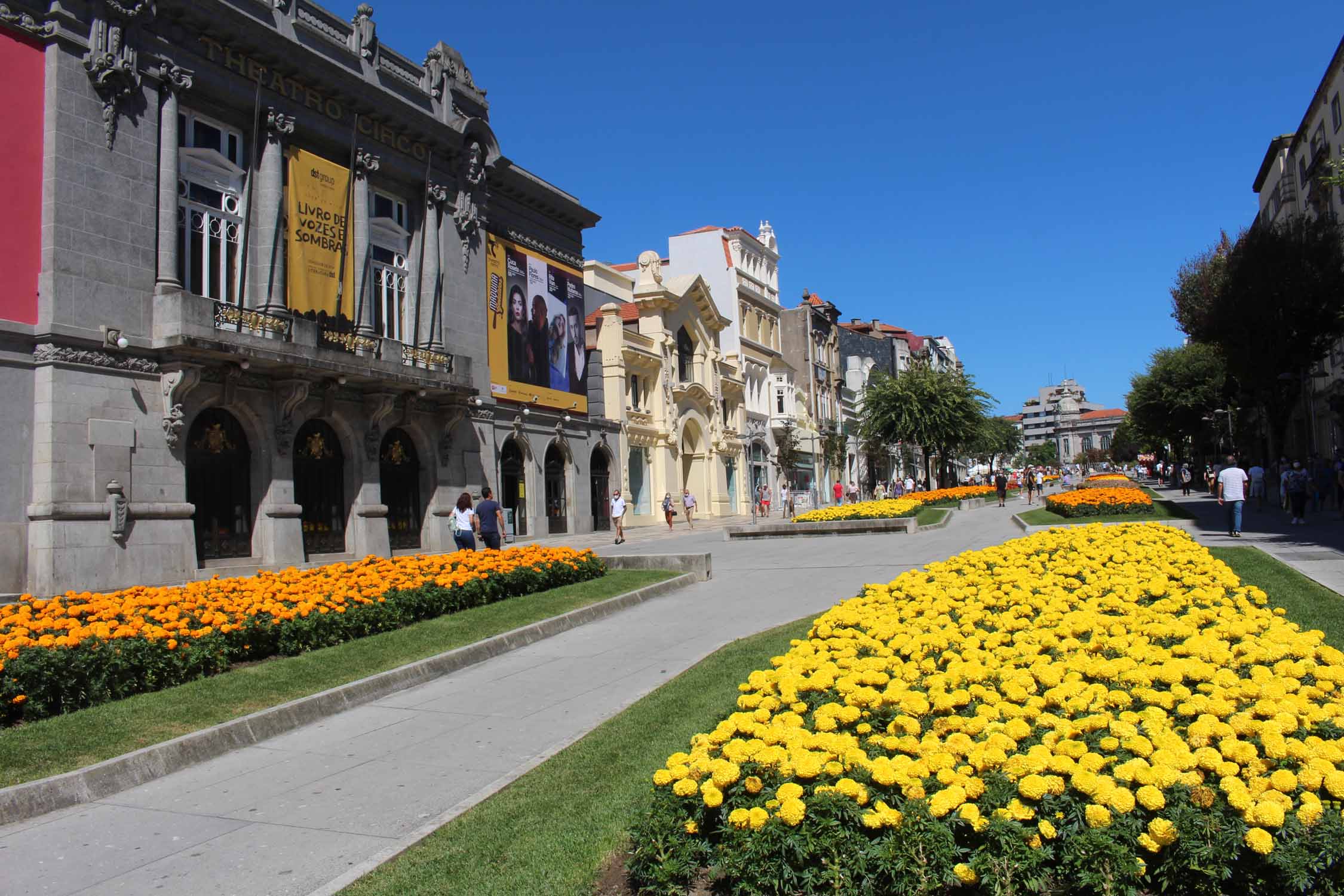 Braga, théâtre, fleurs