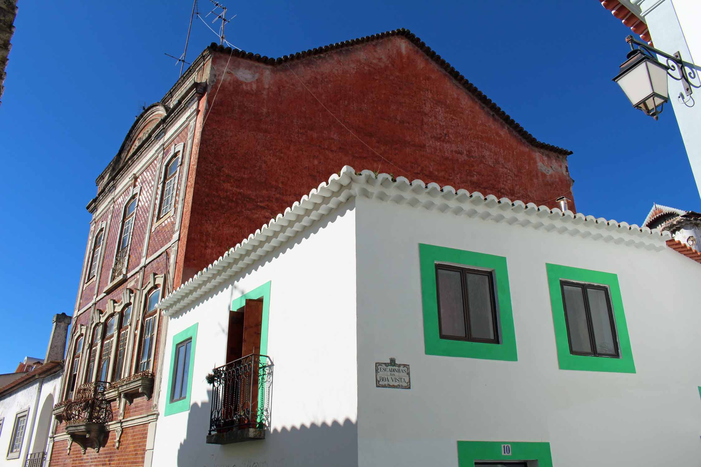 Monchique, maisons colorées