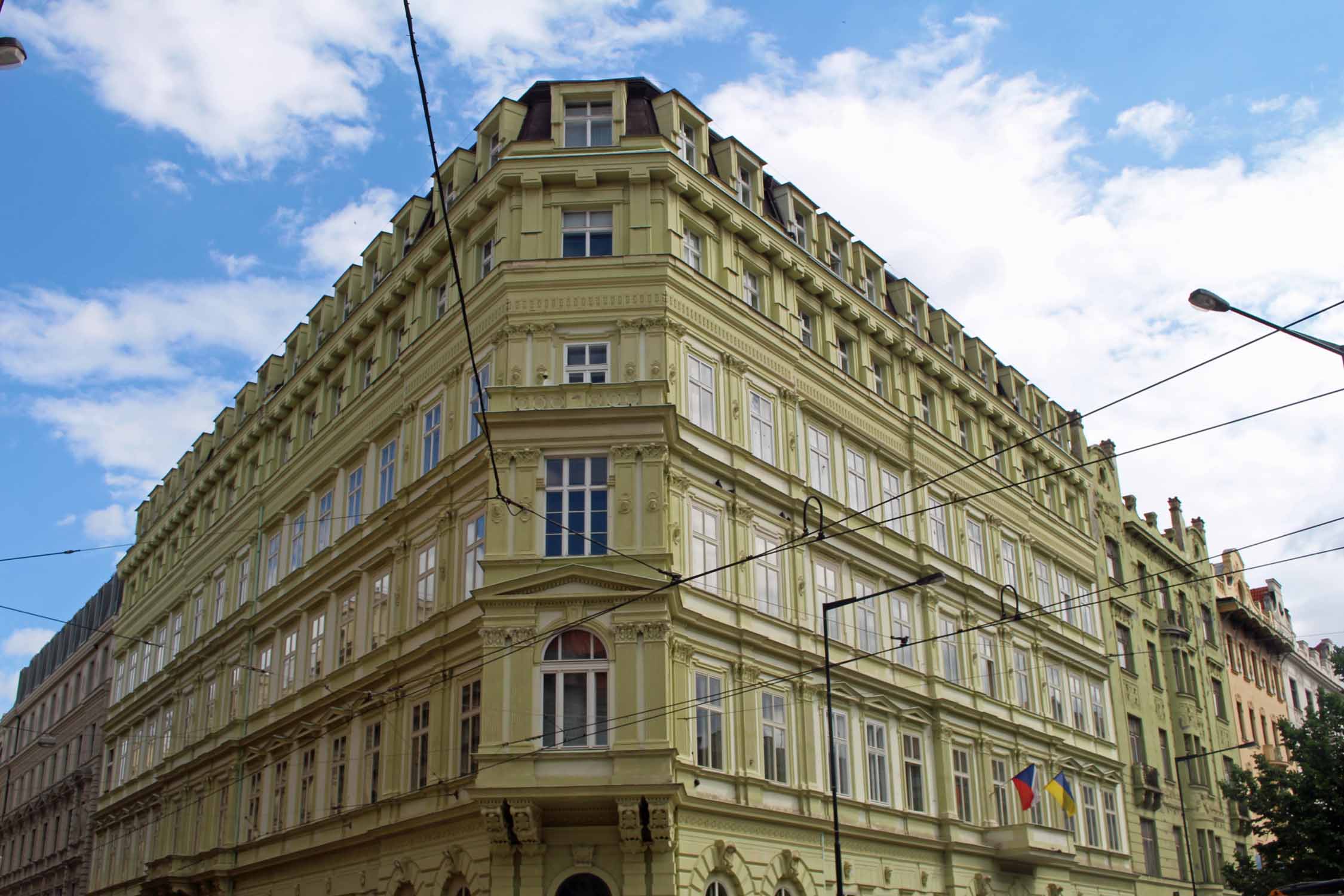 Prague, bâtiment vert, rue Dlazdena