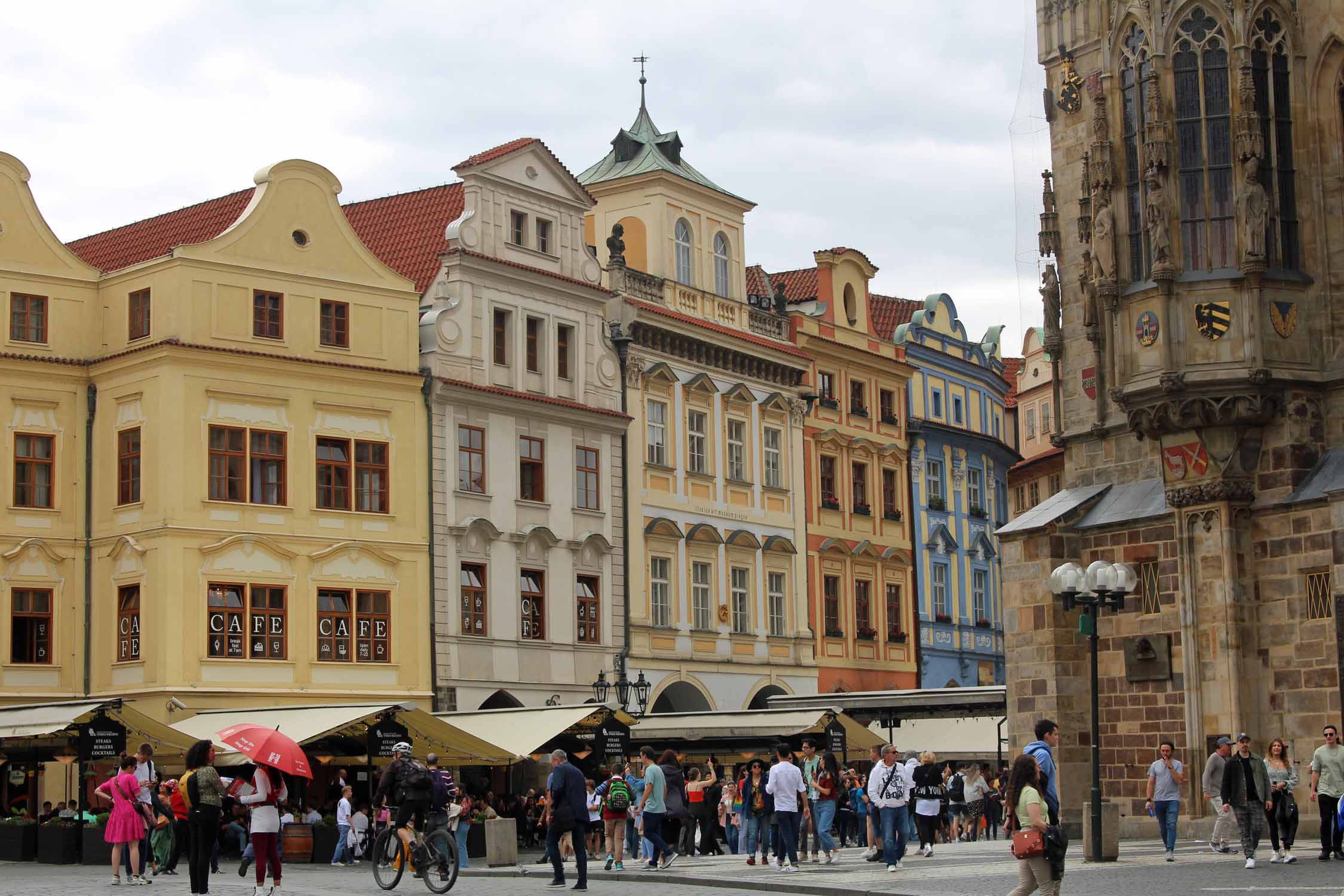 Prague, bâtiments colorés, hôtel de ville