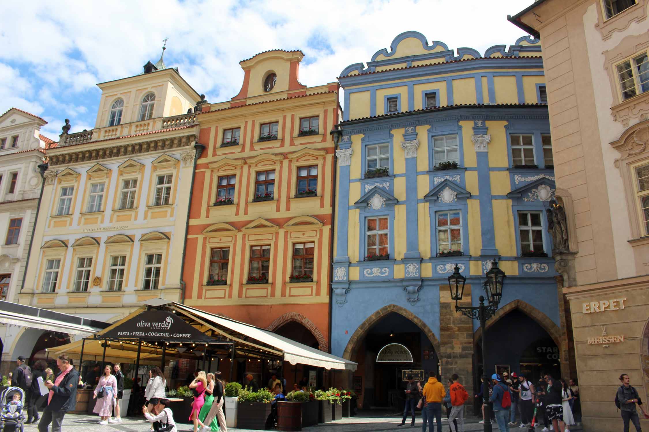 Prague, bâtiments colorés, rue Starometske