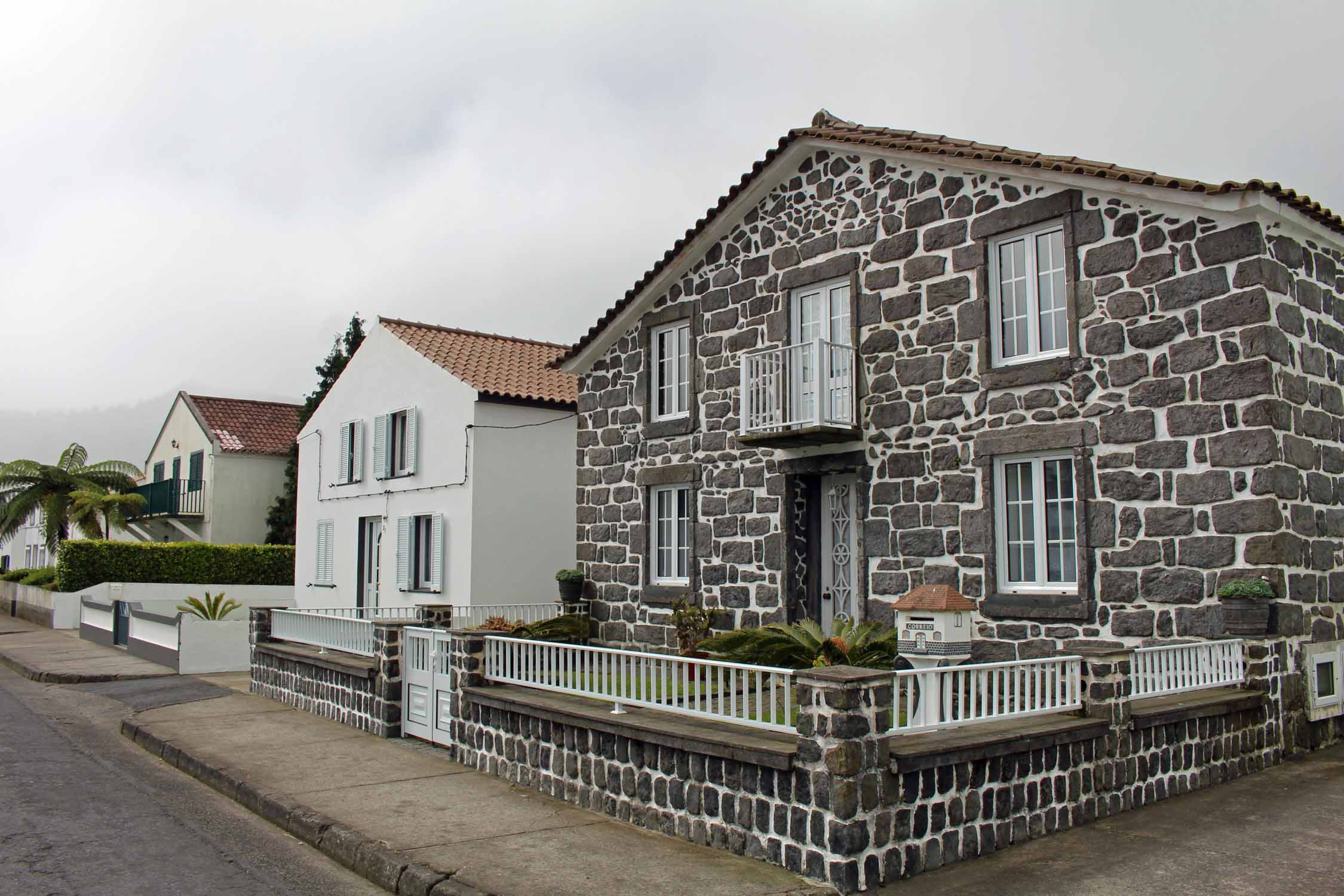 Açores, São Miguel, Sete Cidades, maison en lave