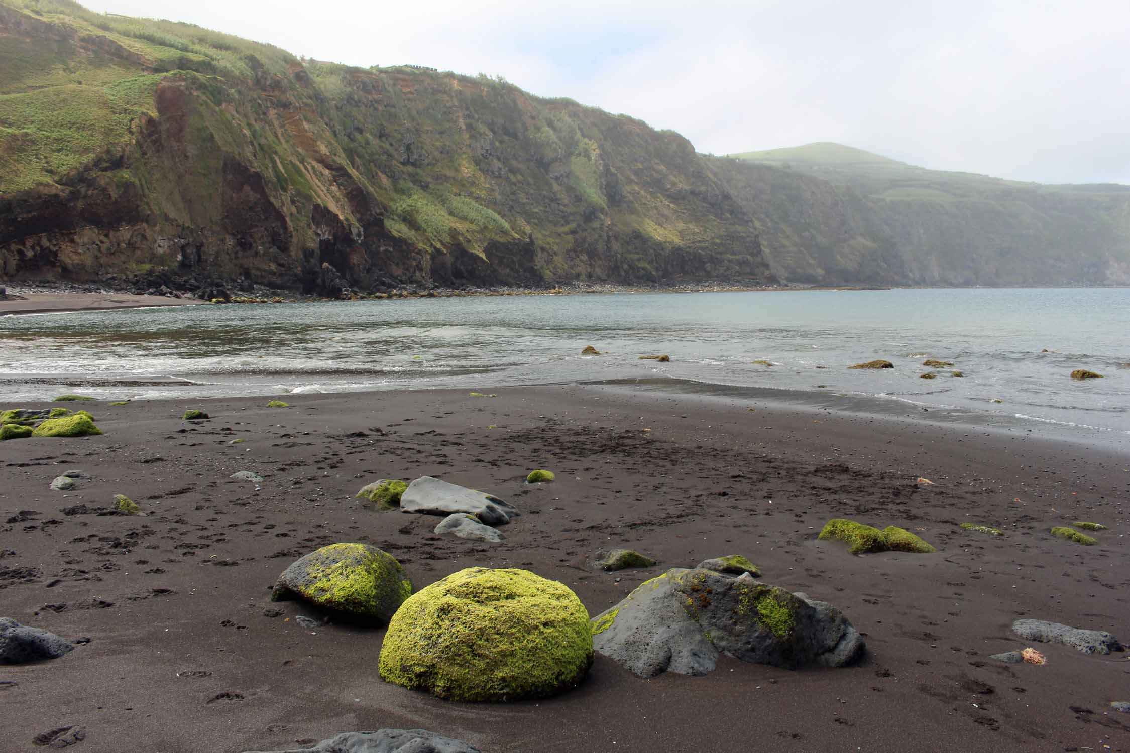 Plage de sable noir à Mosteiros, Ile de São Miguel, Açores