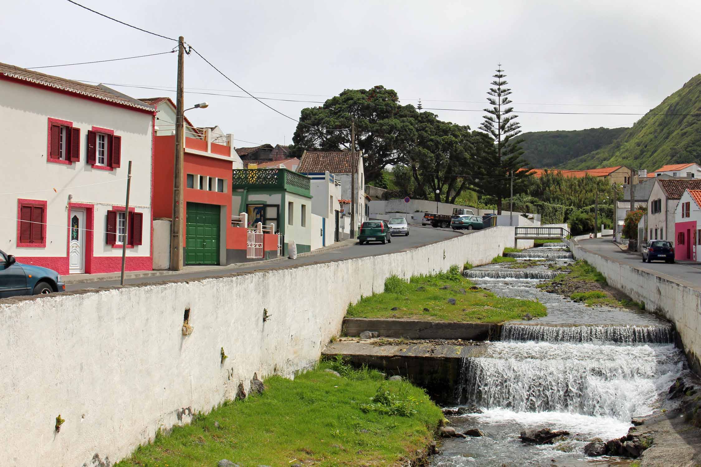 Açores, île de São Miguel, une rivière à Mosteiros