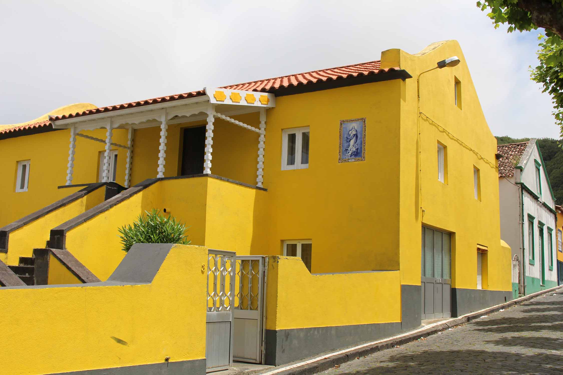 Une maison jaune à Mosteiros,  île de São Miguel, Açores