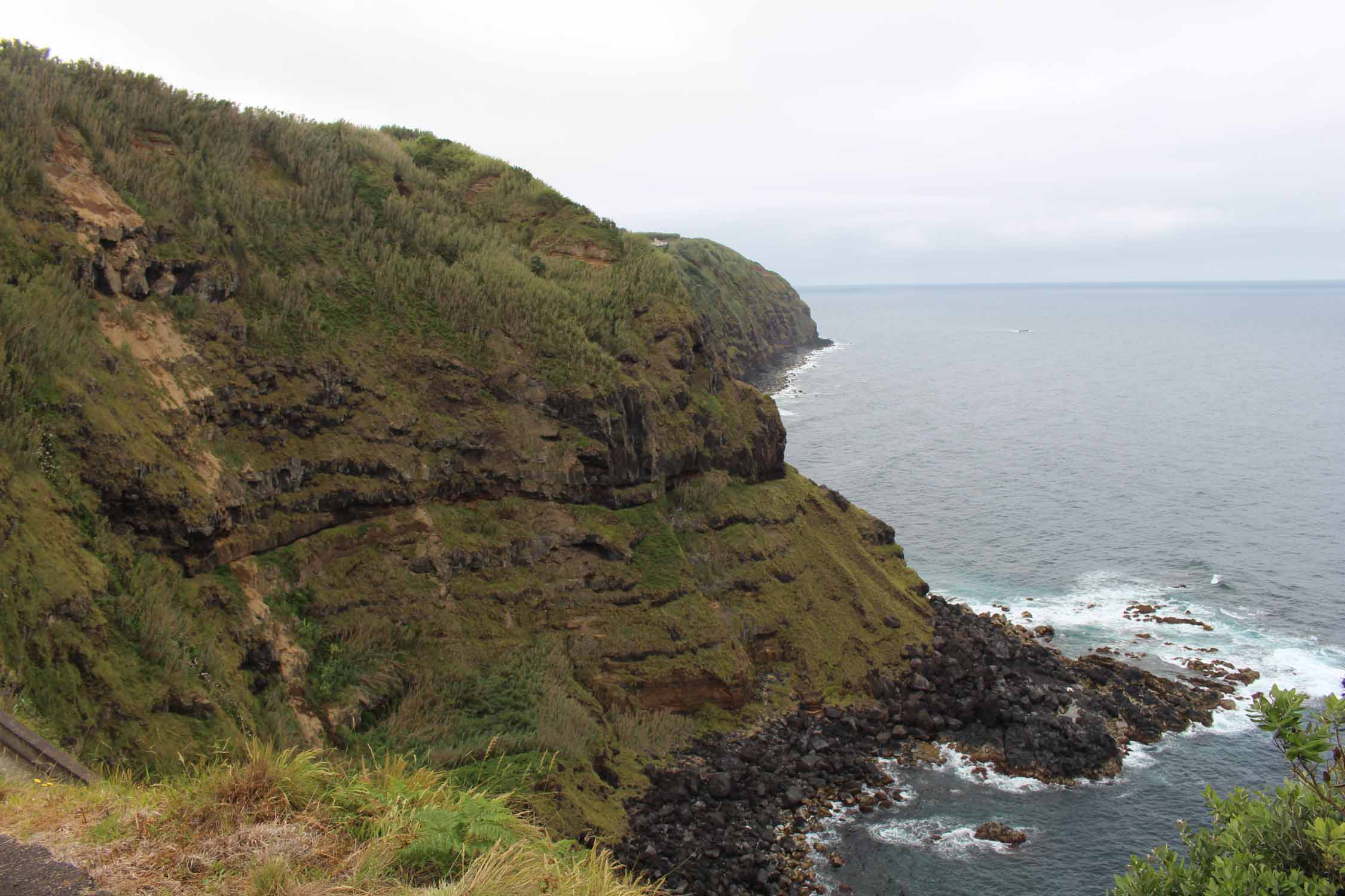 Des falaises à Bretanha, Açores, île de São Miguel, Açores