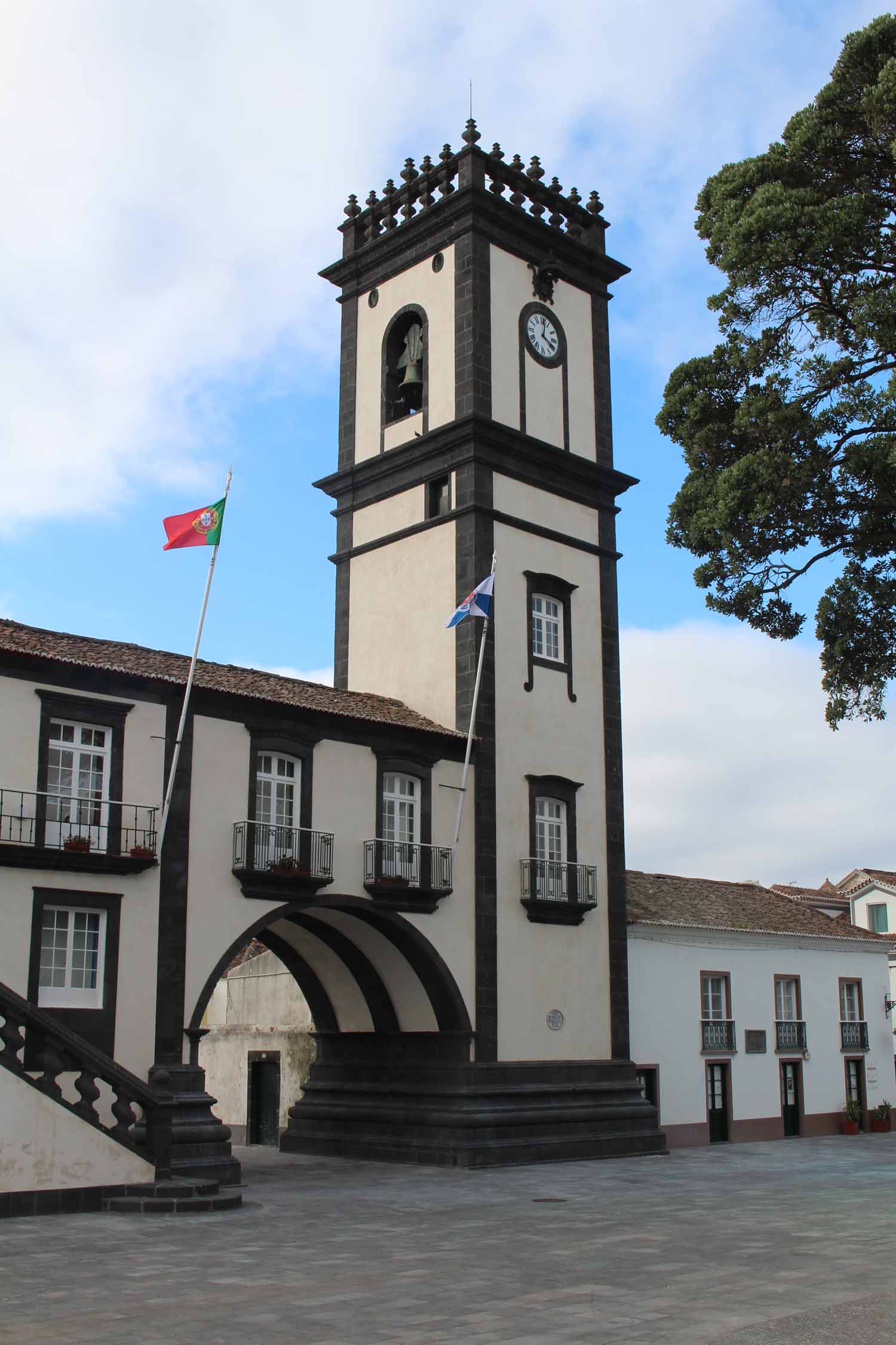 L'arche de la mairie de Ribeira Grande sur l'île de São Miguel, Açores