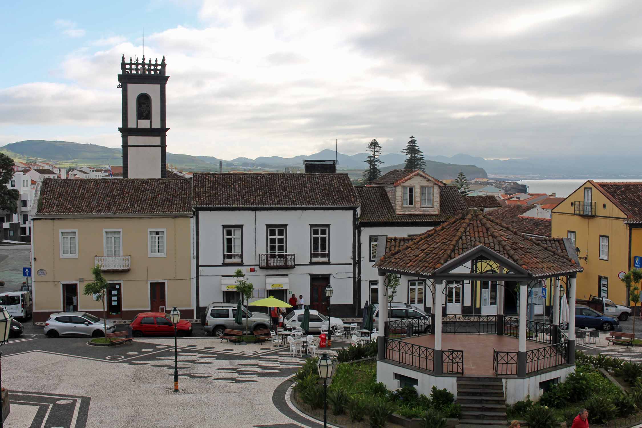 La place de l'église de Ribeira Grande sur l'île de São Miguel, Açores