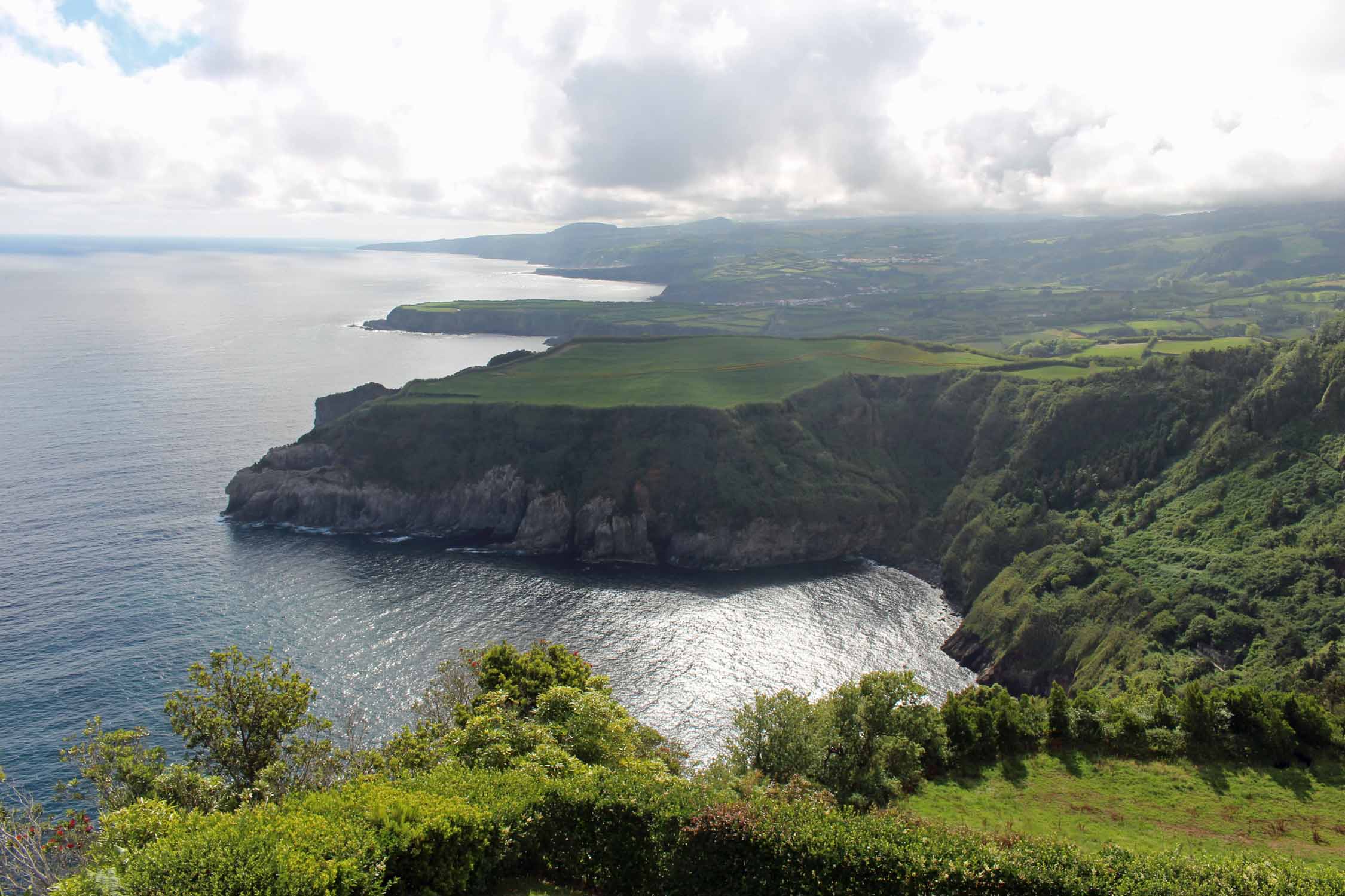 Paysage de la côte nord sur l'île de São Miguel, Açores