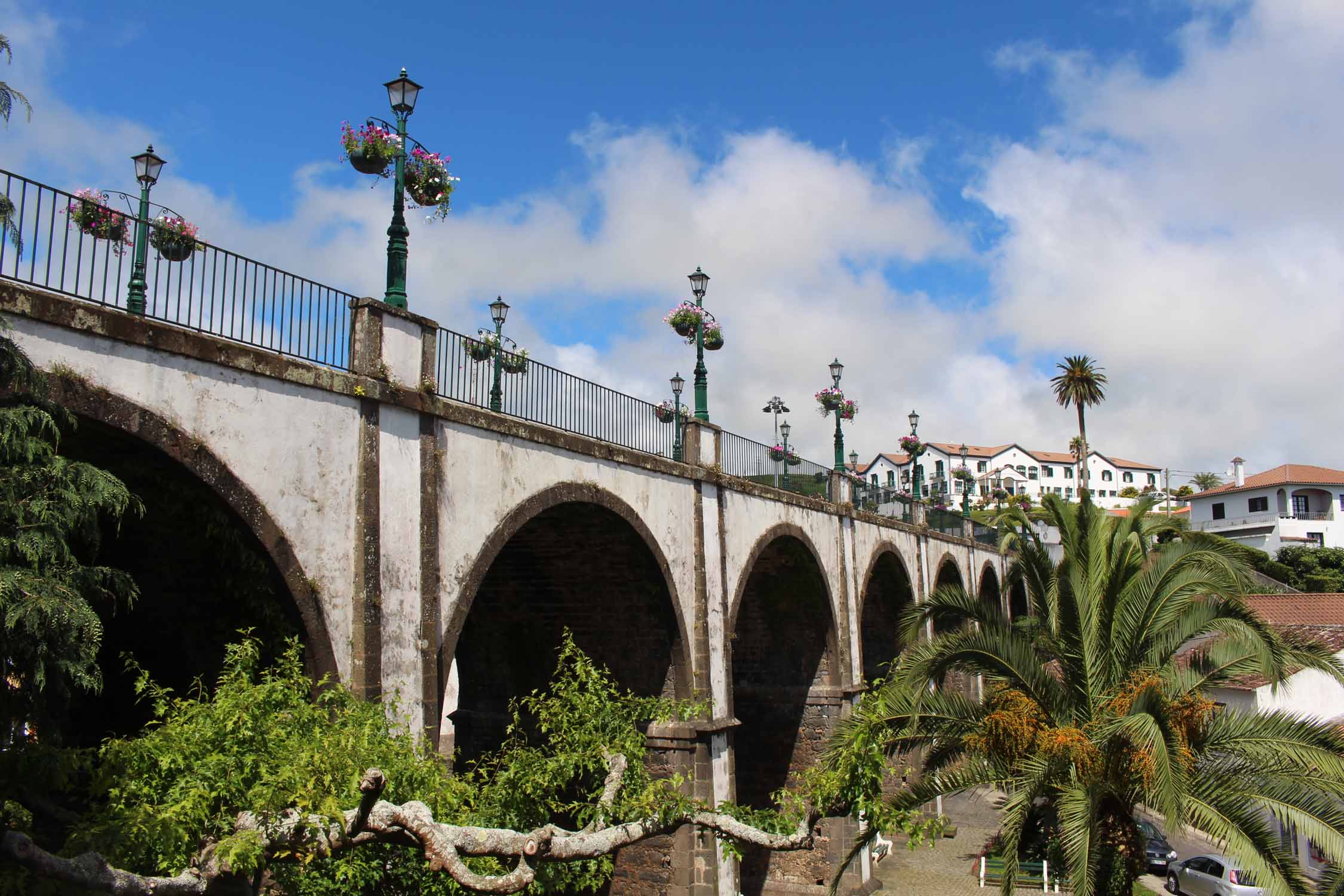 Le Pont aux sept arches à Nordeste, île de São Miguel, Açores