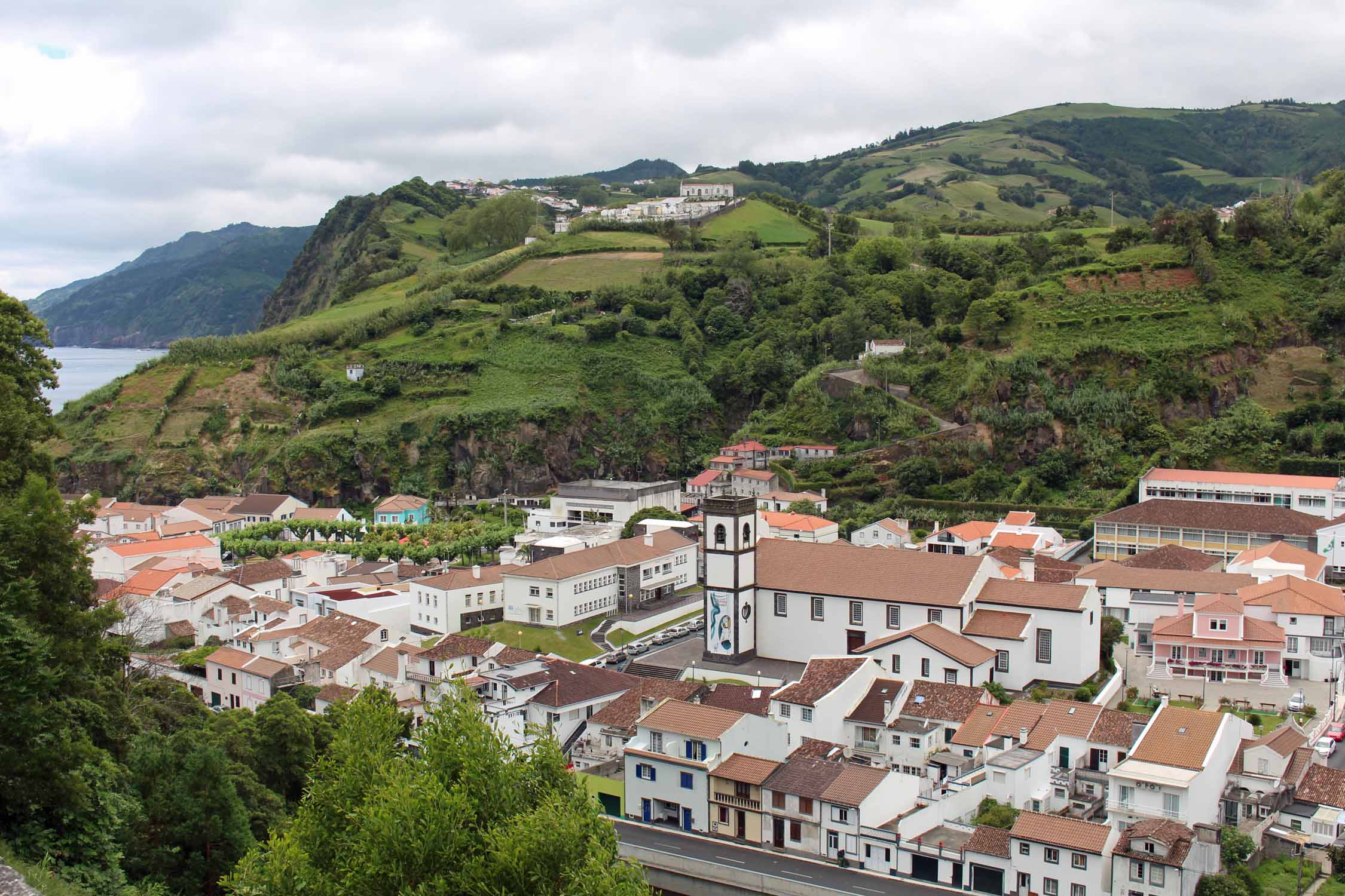 La ville de Povoação sur l'île de São Miguel, Açores