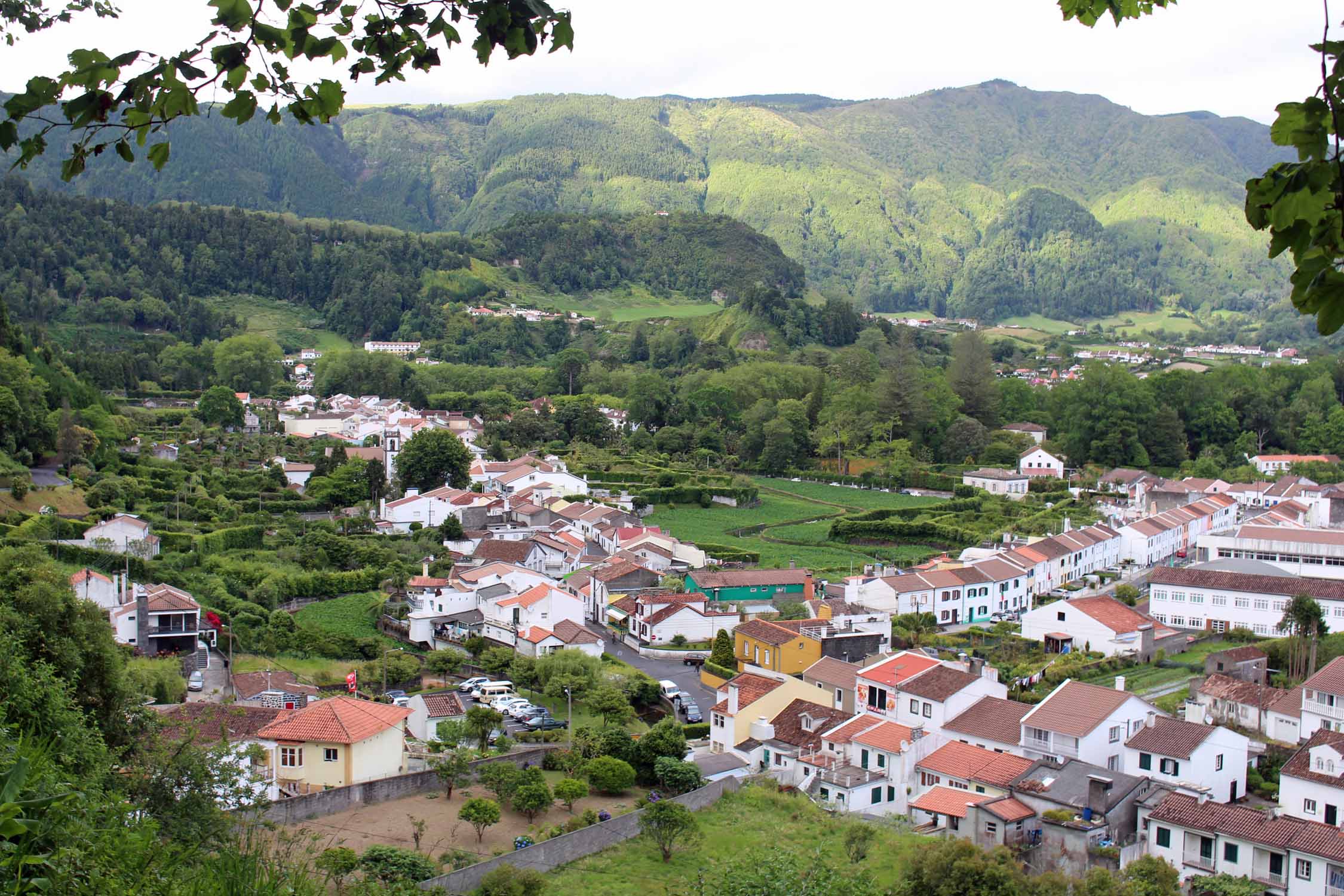 Paysage et ville de Furnas  sur l'île de São Miguel, Açores