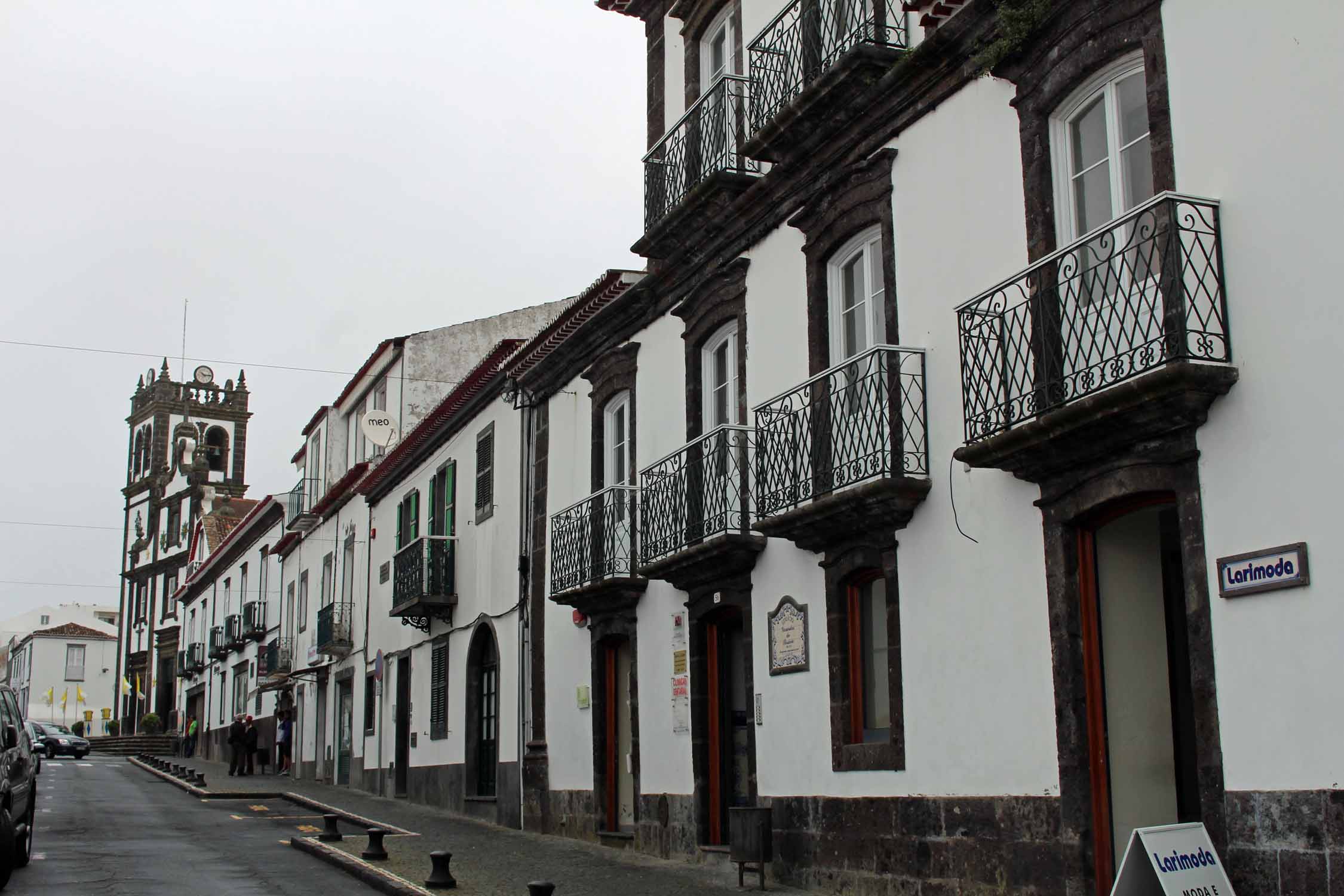 Une rue et une église dans le village de Lagoa, île de São Miguel, Açores