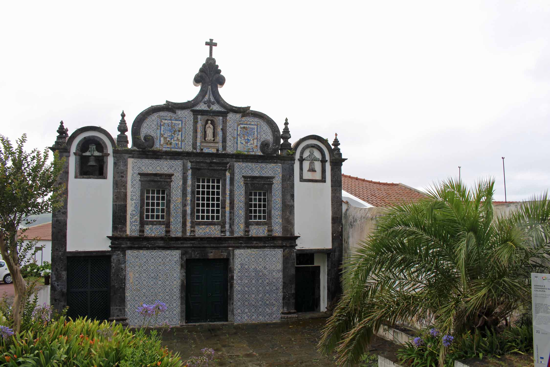 Le couvent de Caloura sur l'île de São Miguel, Açores