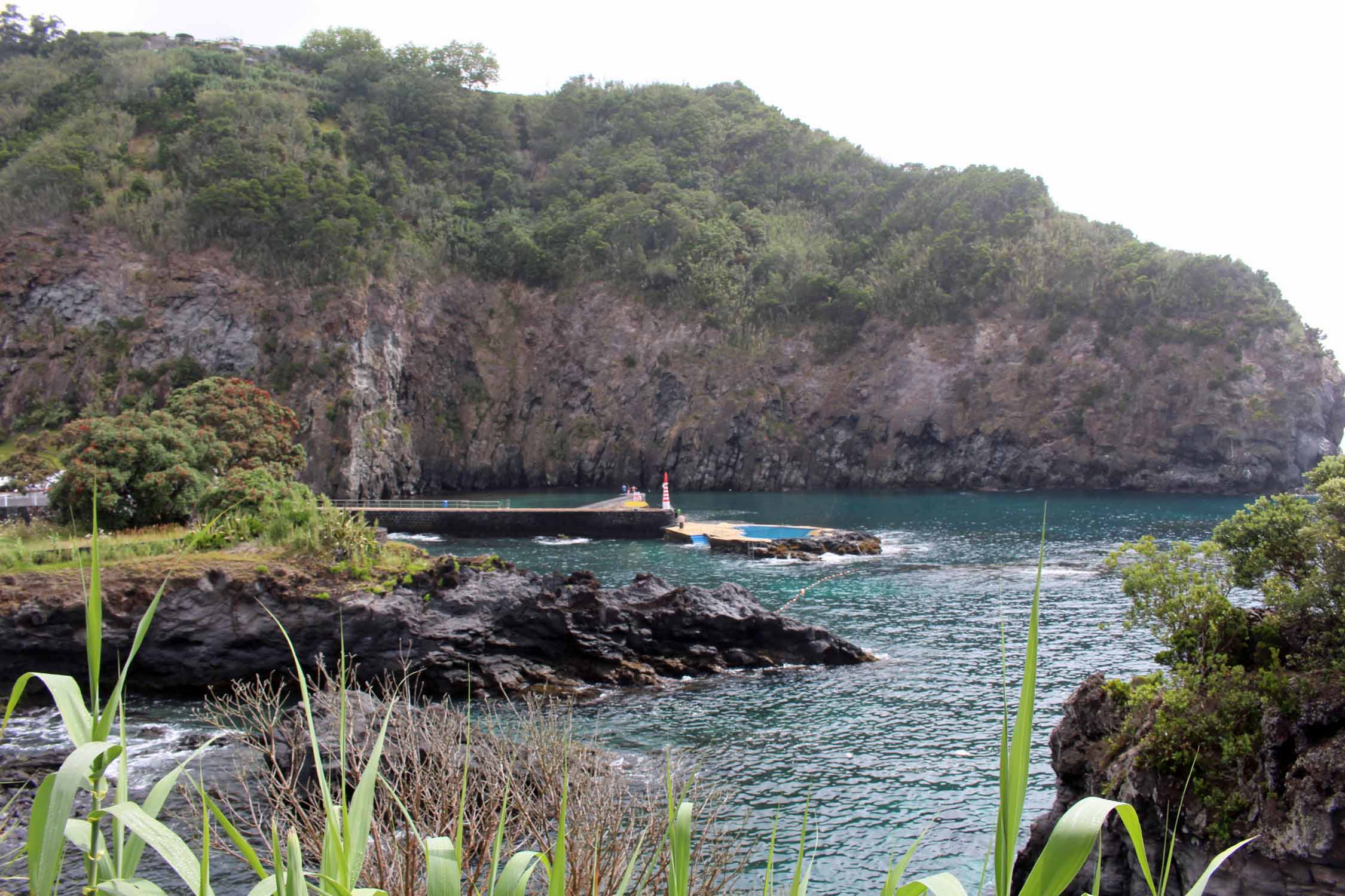 Une piscine naturelle à Caloura sur l'île de São Miguel, Açores