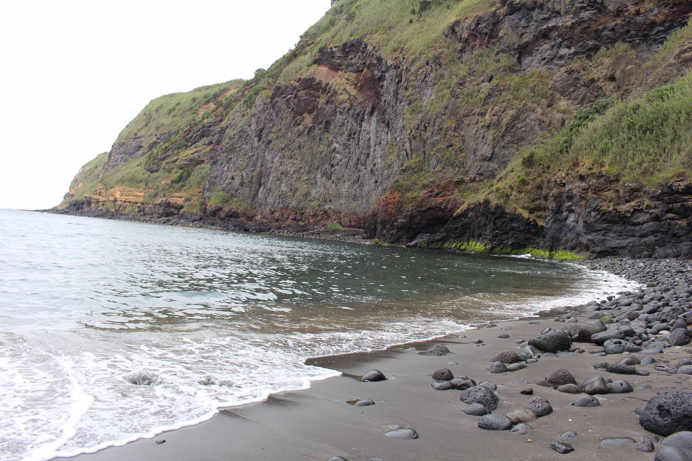 La plage de Caloura sur l'île de São Miguel, Açores