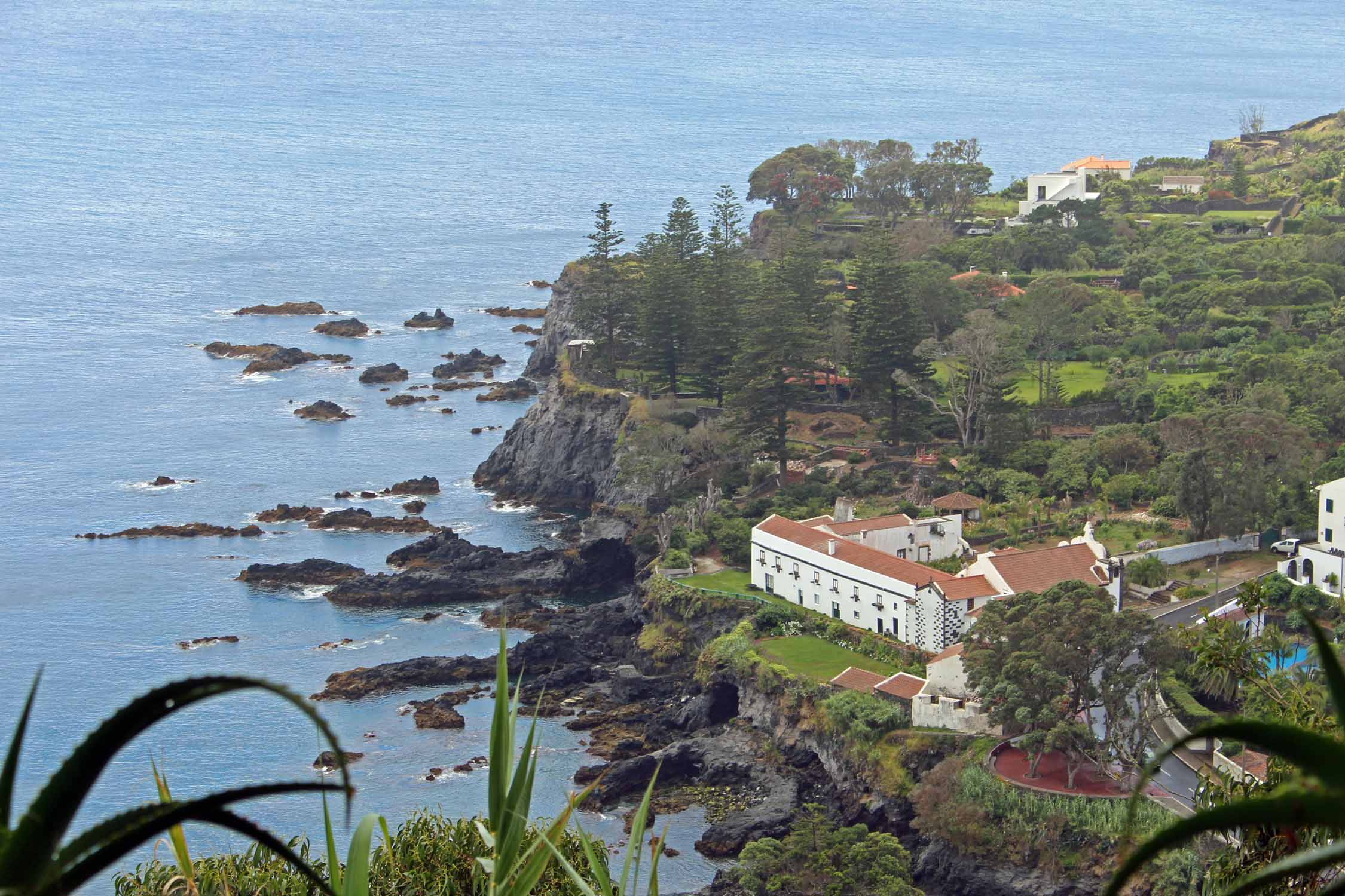 Le village de Caloura sur l'île de São Miguel, Açores