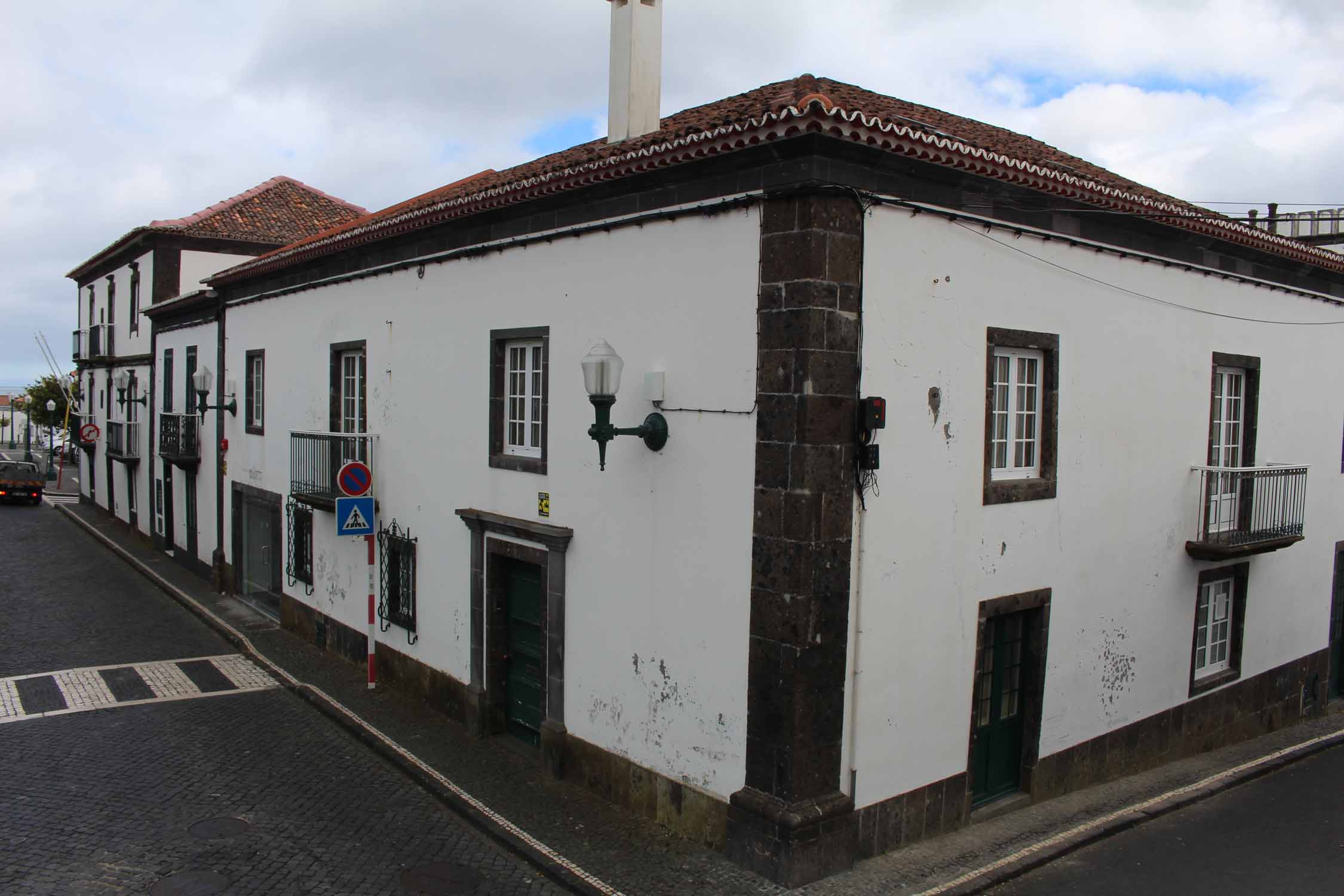 Une rue Vila Franca do Campo sur l'île de São Miguel, Açores
