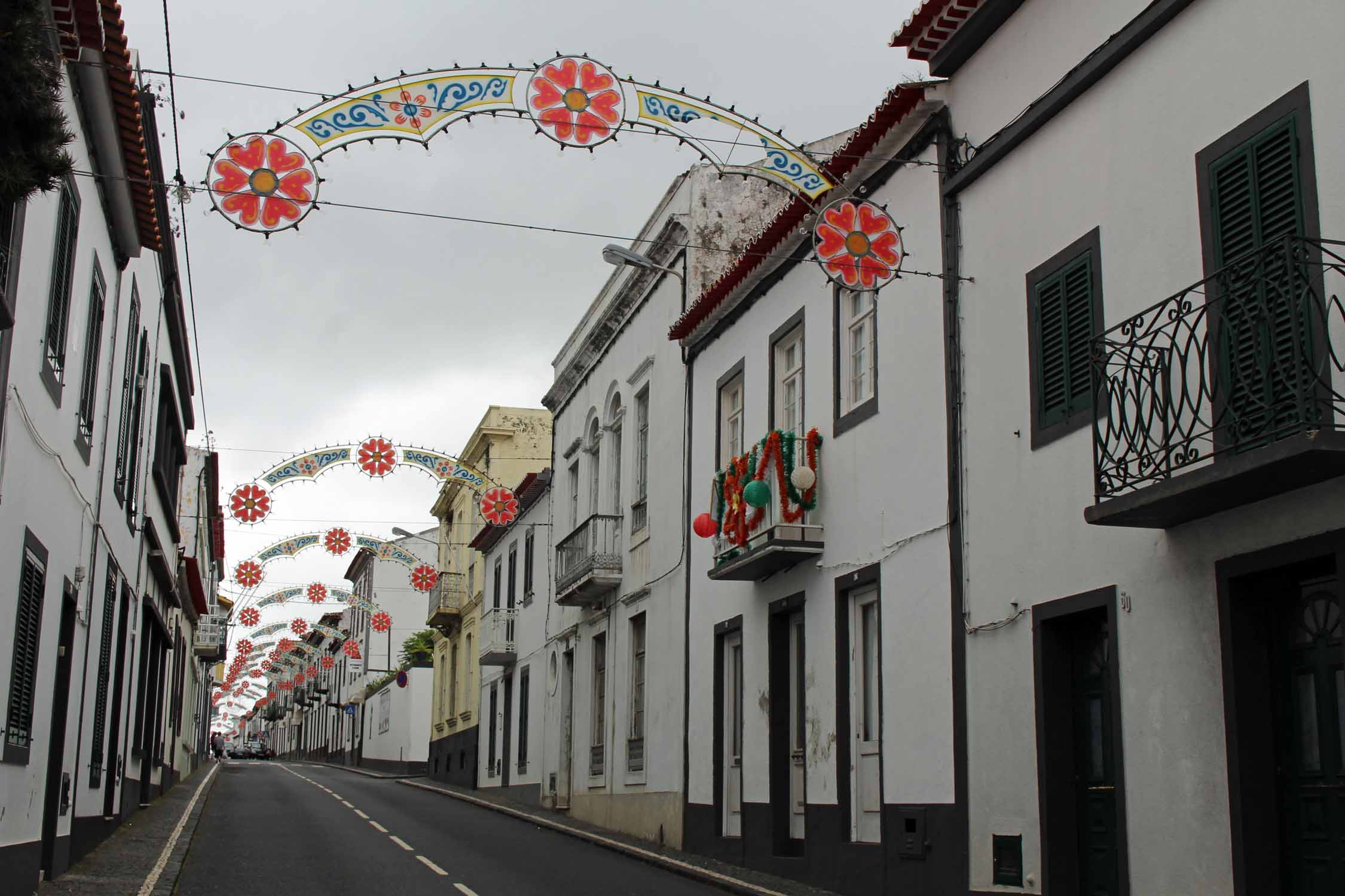 Une rue décorée à Vila Franca do Campo, île de São Miguel, Açores
