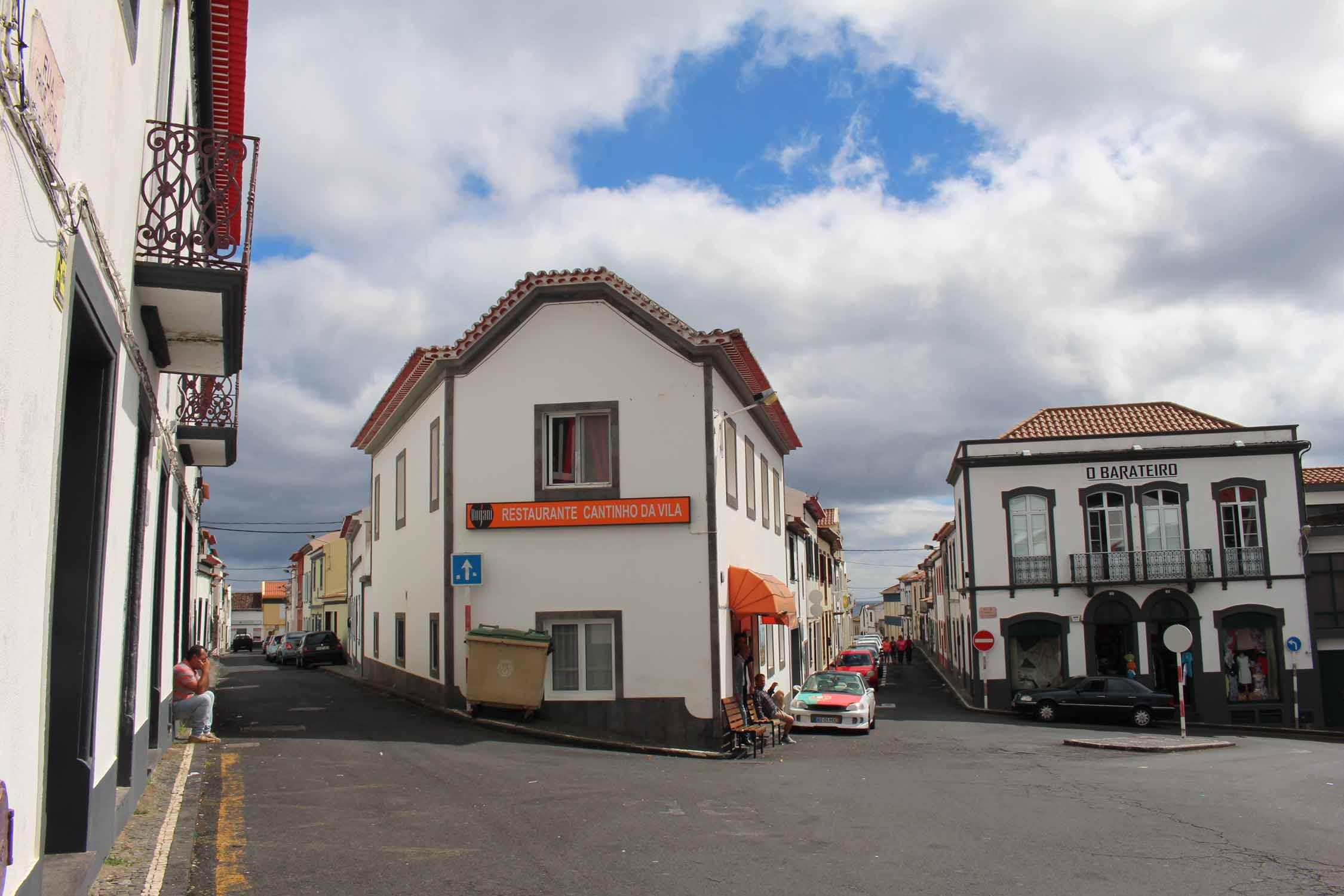 Une place et des maisons à Vila Franca do Campo, São Miguel, Açores