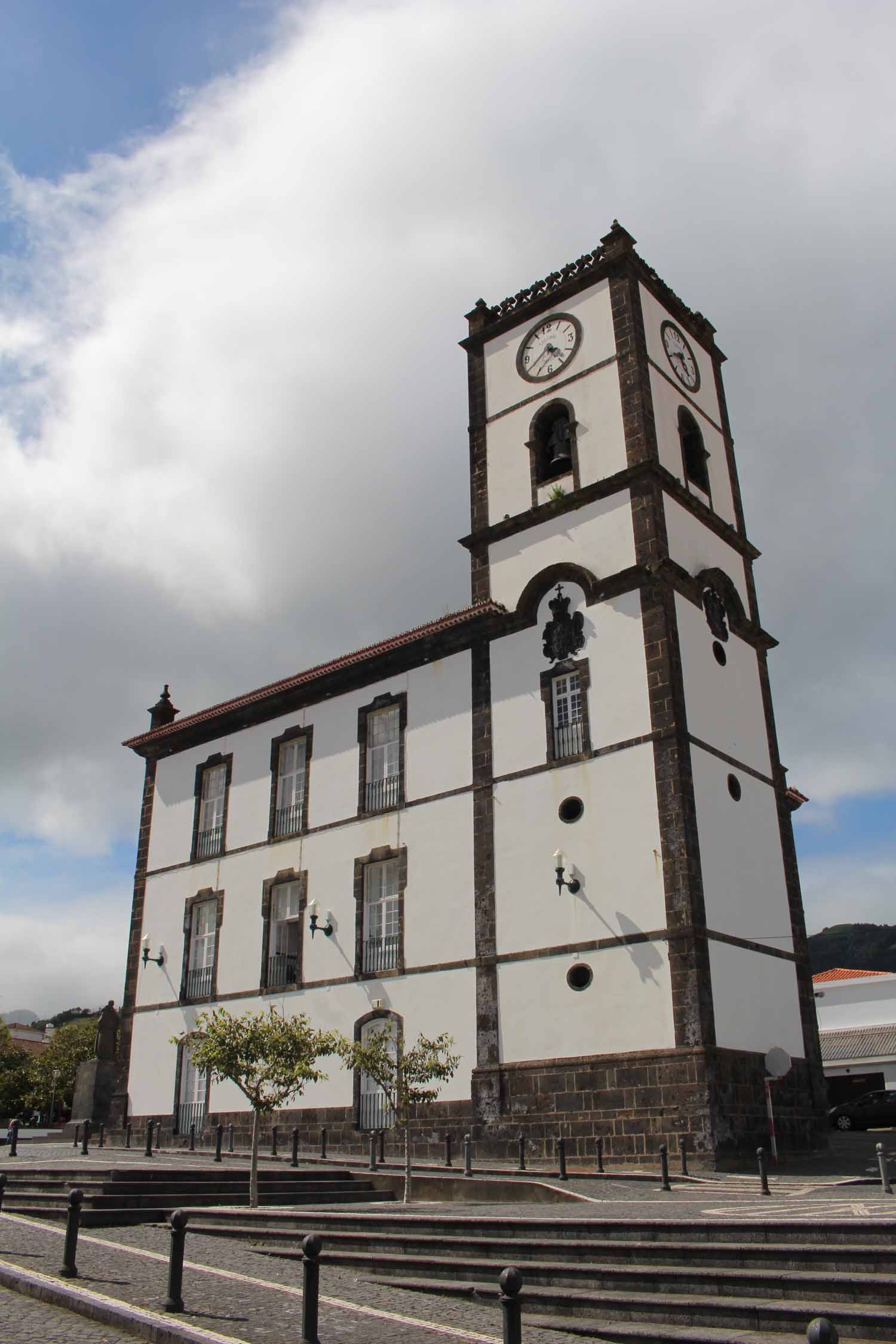 Une tour et la mairie de Vila Franca do Campo, île de São Miguel, Açores