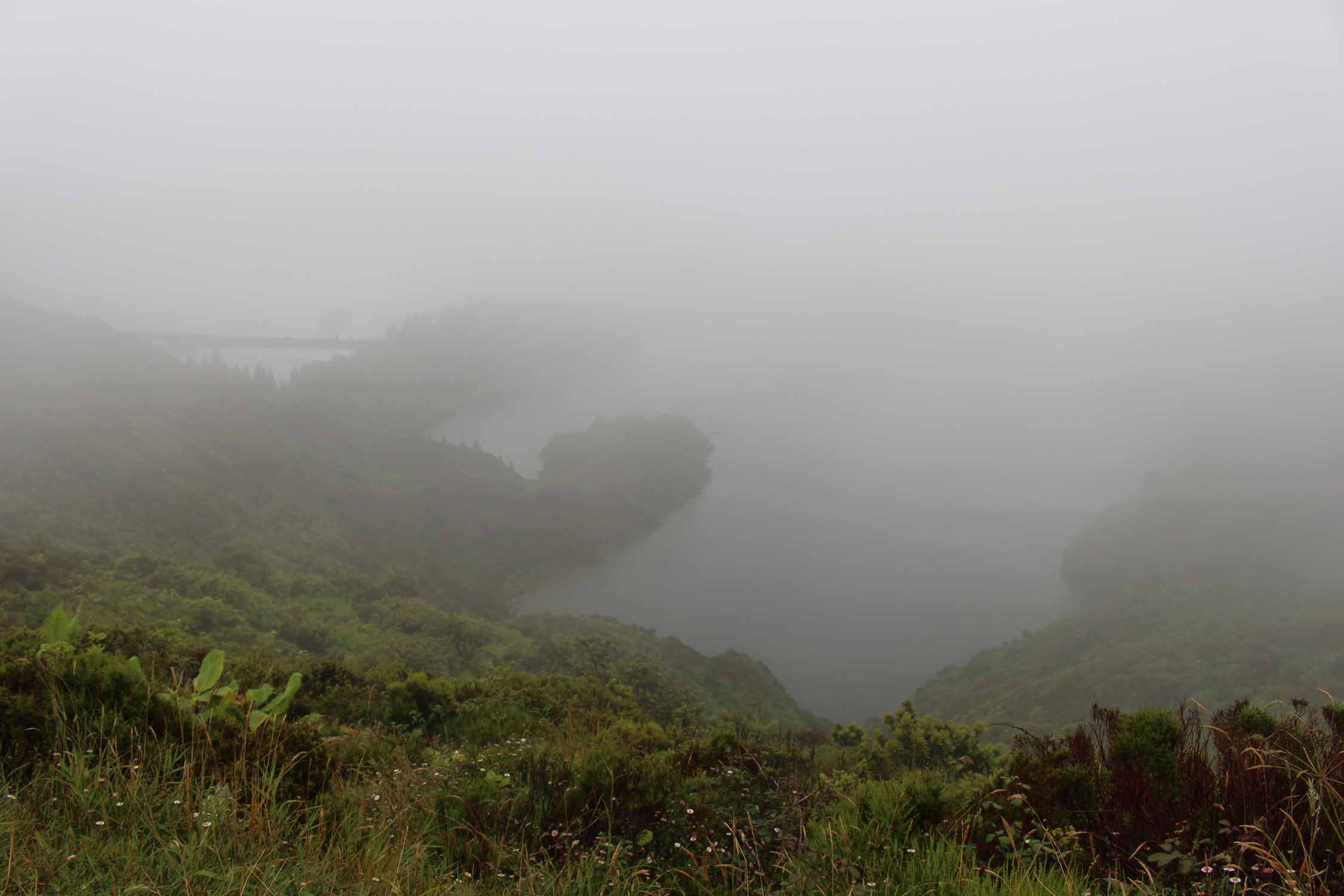 Nuages sur le lac de Fogo, île de São Miguel, Açores