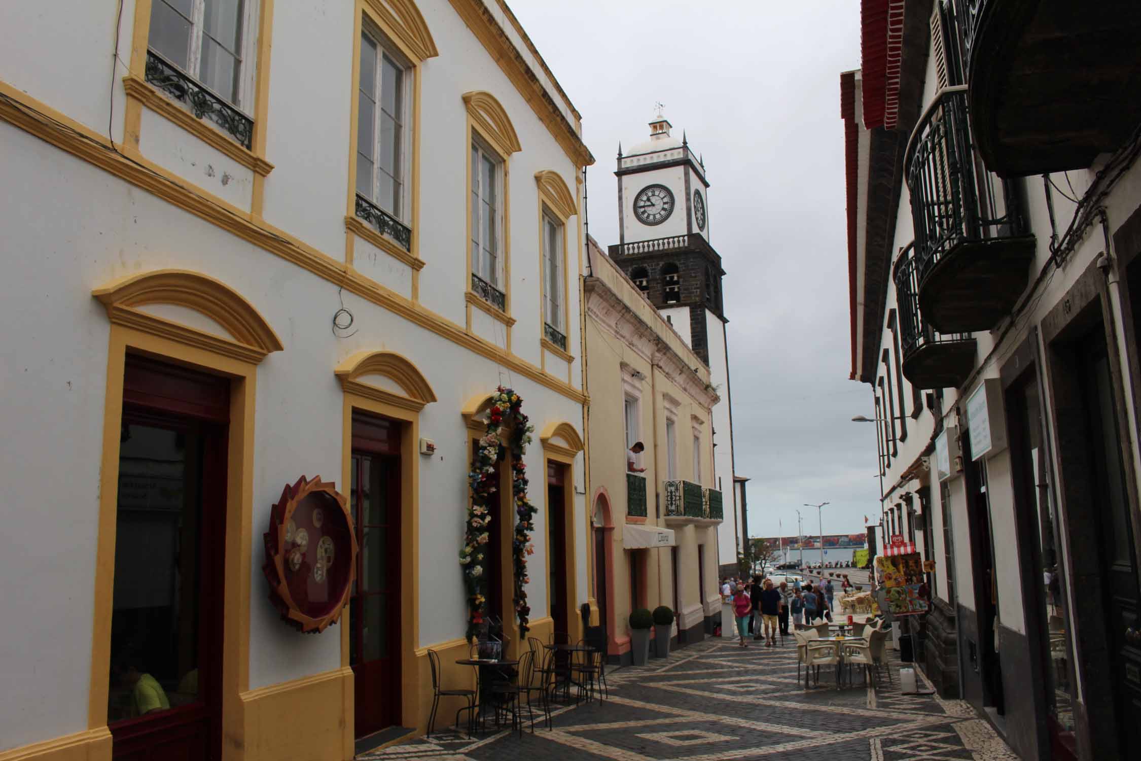 Une rue et l'église matrice de Ponta Delgada sur l'île de São Miguel