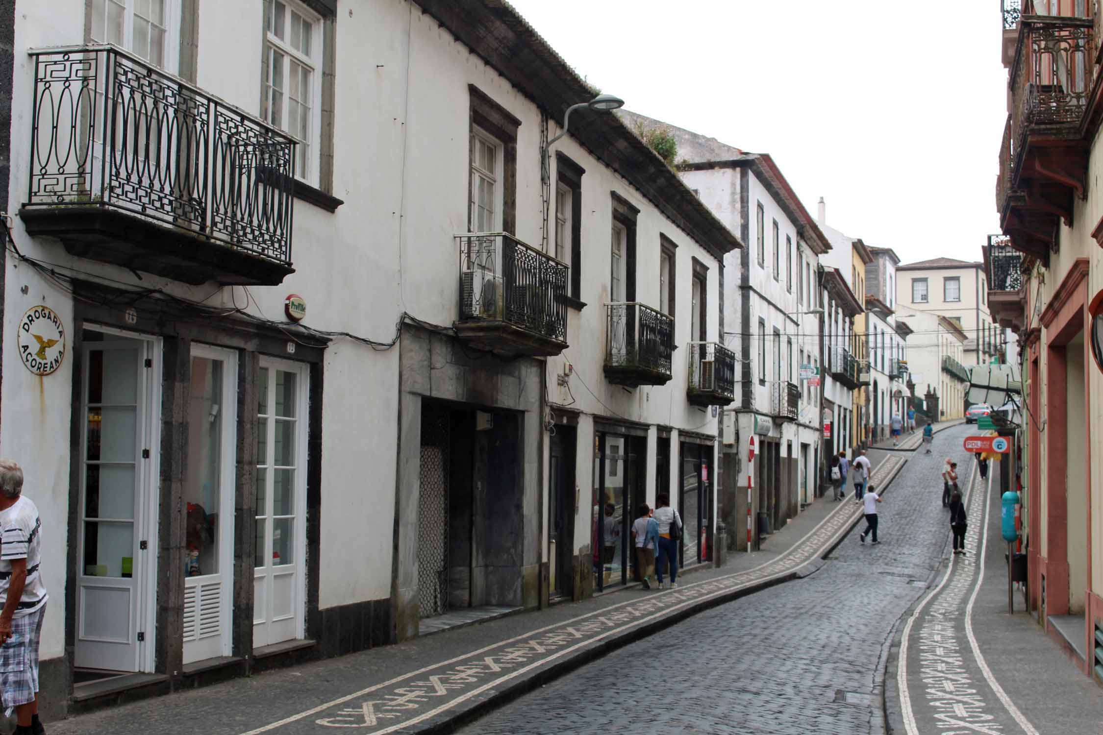 Une rue de Ponta Delgada sur l'île de São Miguel, Açores