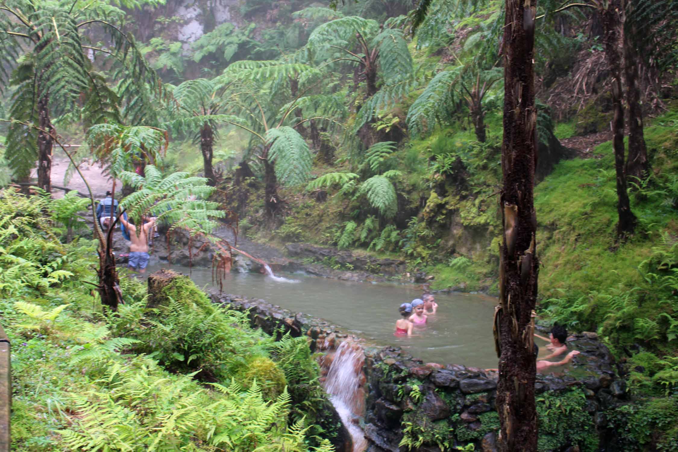 Baignade dans la Caldeira Velha, île de São Miguel, Açores