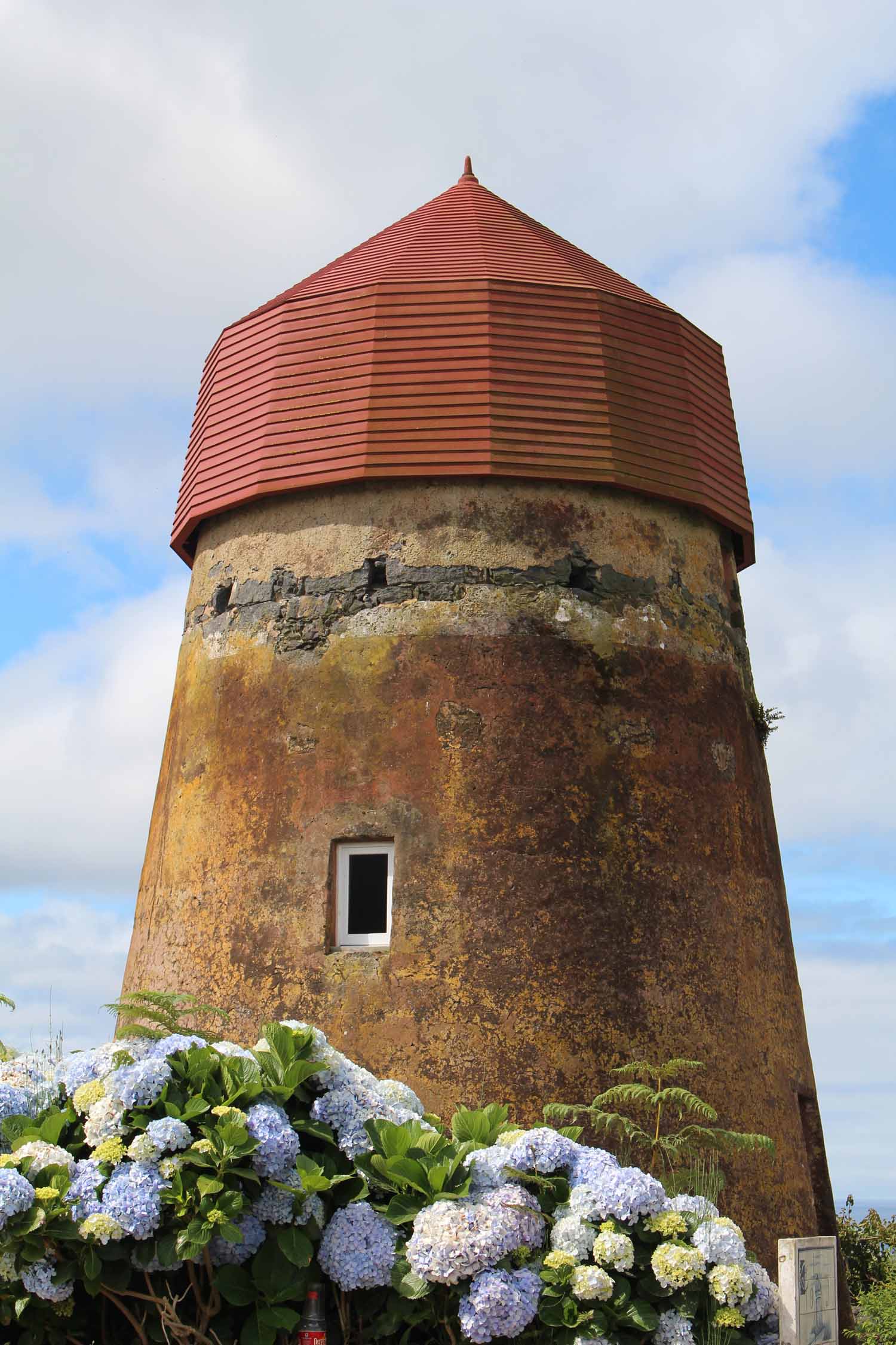 Le moulin de Bibi dans le village de Candelária, île de São Miguel