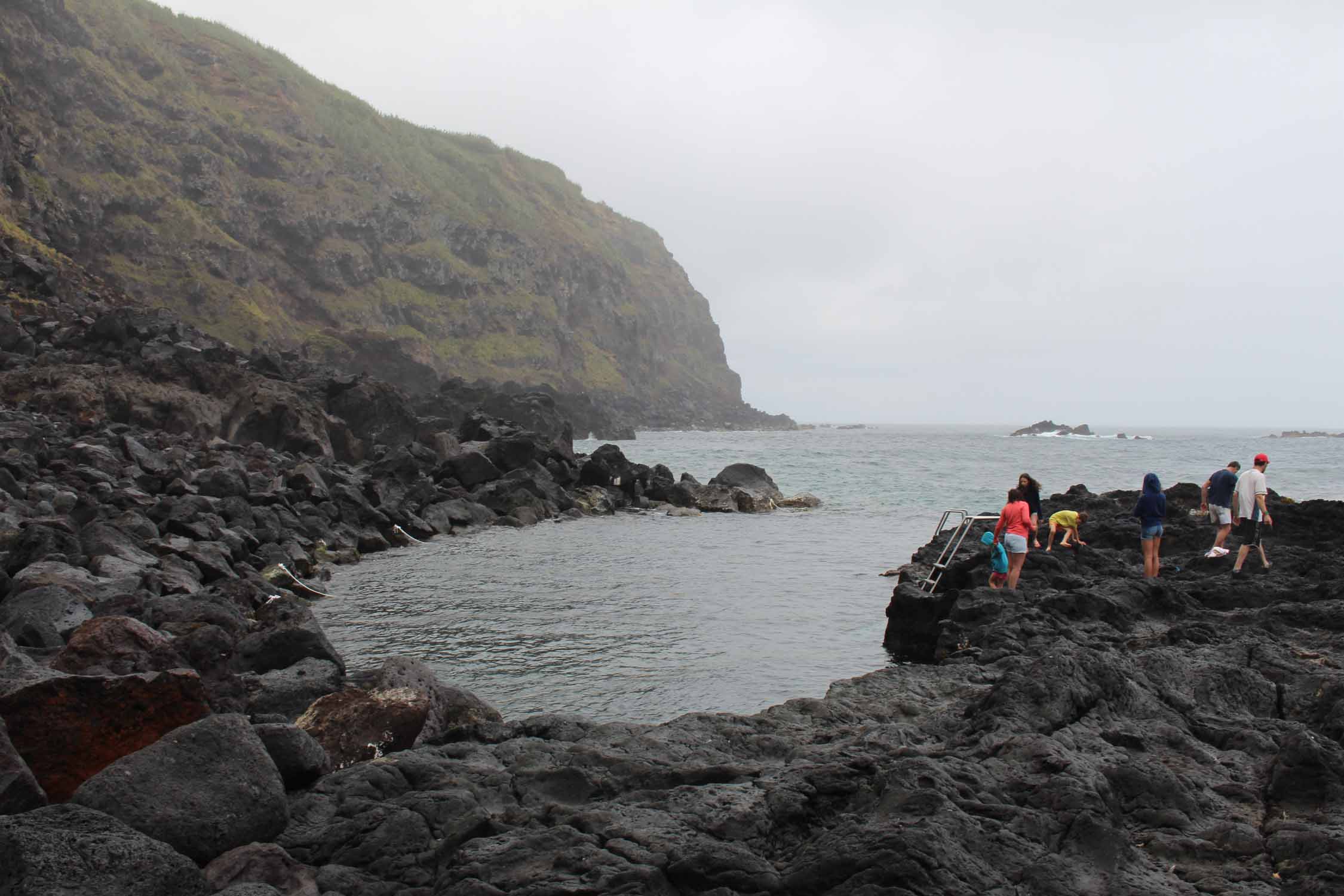 Une piscine naturelle à Ponta da Ferraria, île de São Miguel, Açores