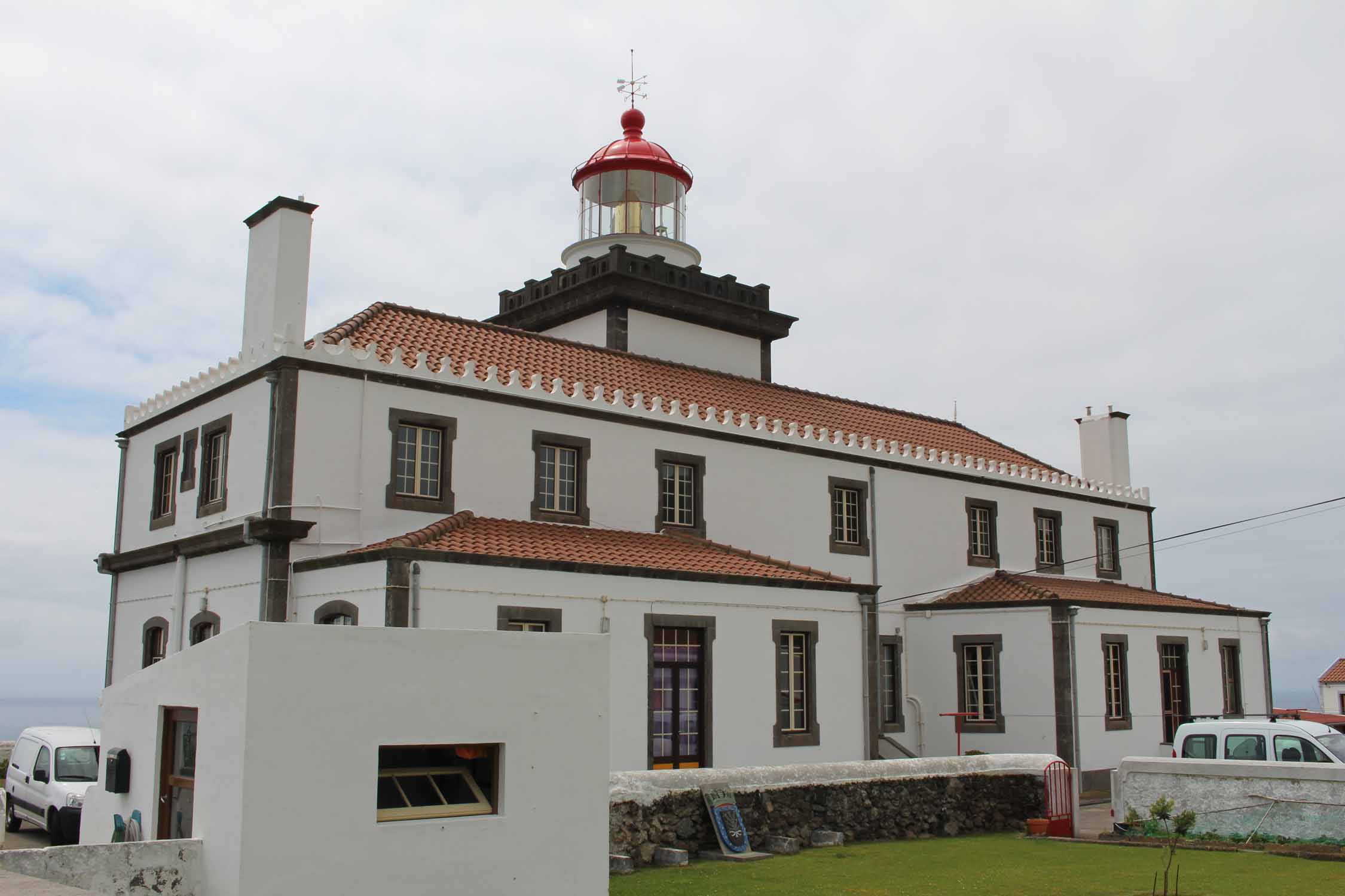 Le joli phare de Ponta da Ferraria sur l'île de São Miguel