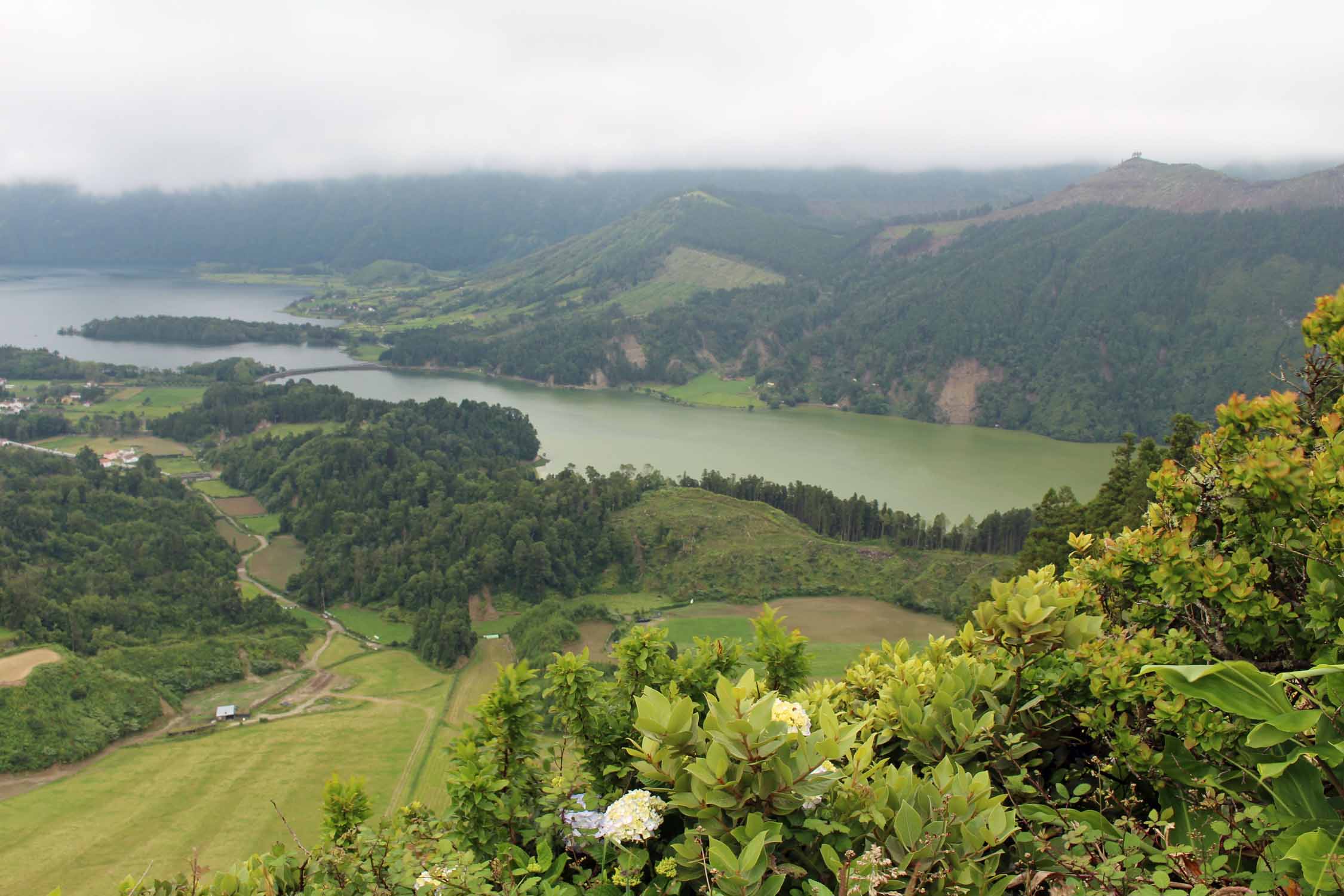 Joli paysage du lago Verde et du lago Azul, île de São Miguel, Açores